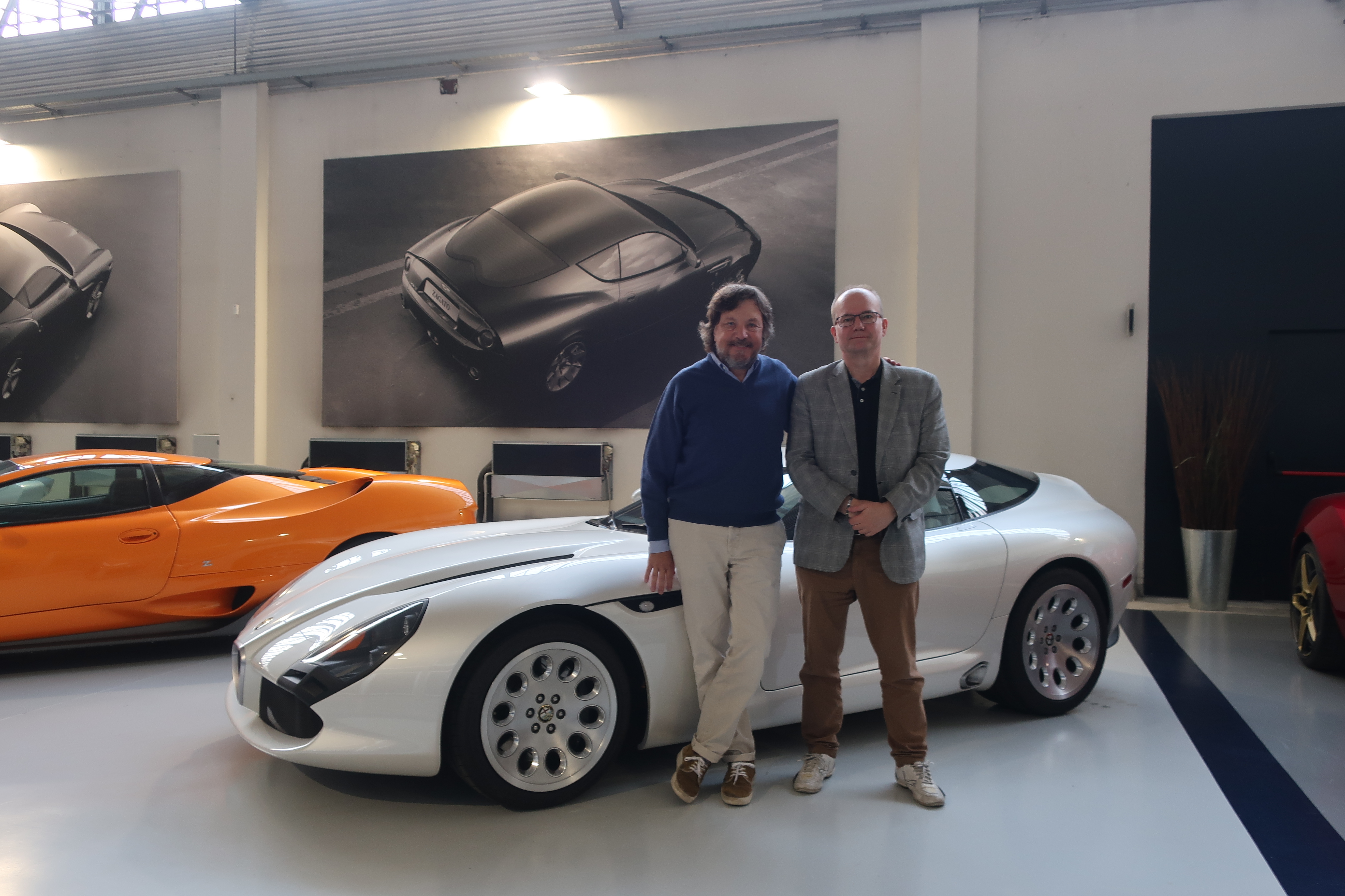 Andrea Zagato og redaktør Landsem ved en av de ni TZ3 Stradale som ble laget.
