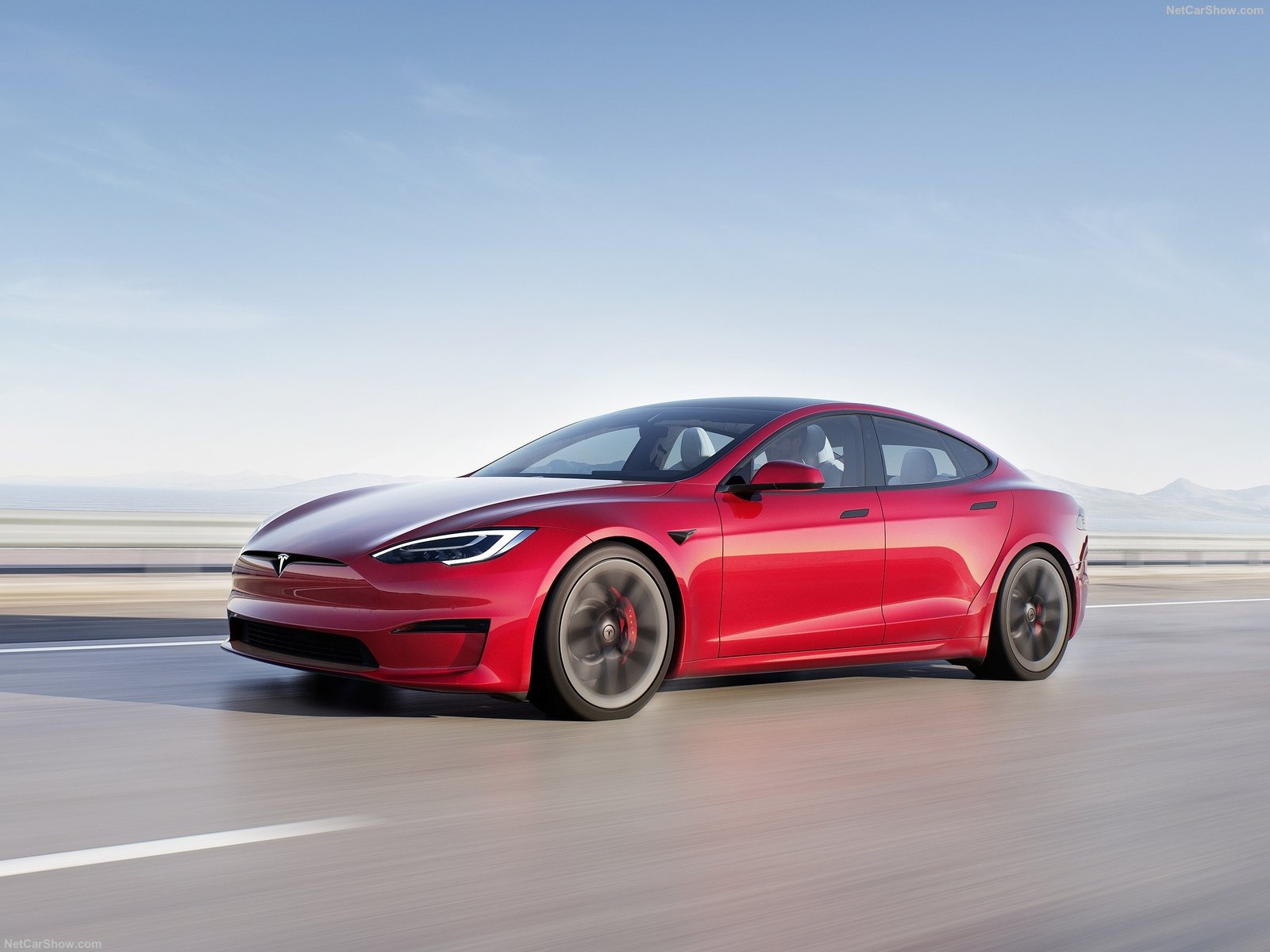 Tesla Model S i sine grommeste utgaver er overlegent omtrent alt ytelses-messig, men er ingen sportsbil av den grunn. Antall hk eller 0-100 tider er irrelevante for hva som definerer en sportsbil.