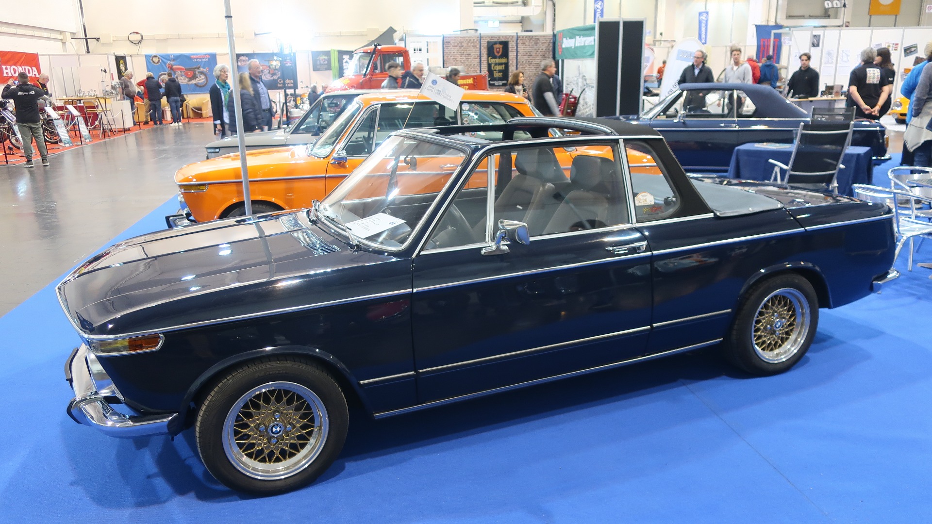 BMW 1600 Cabriolet fra 1969 i kongeblå metallic med en del moderne oppgraderinger.