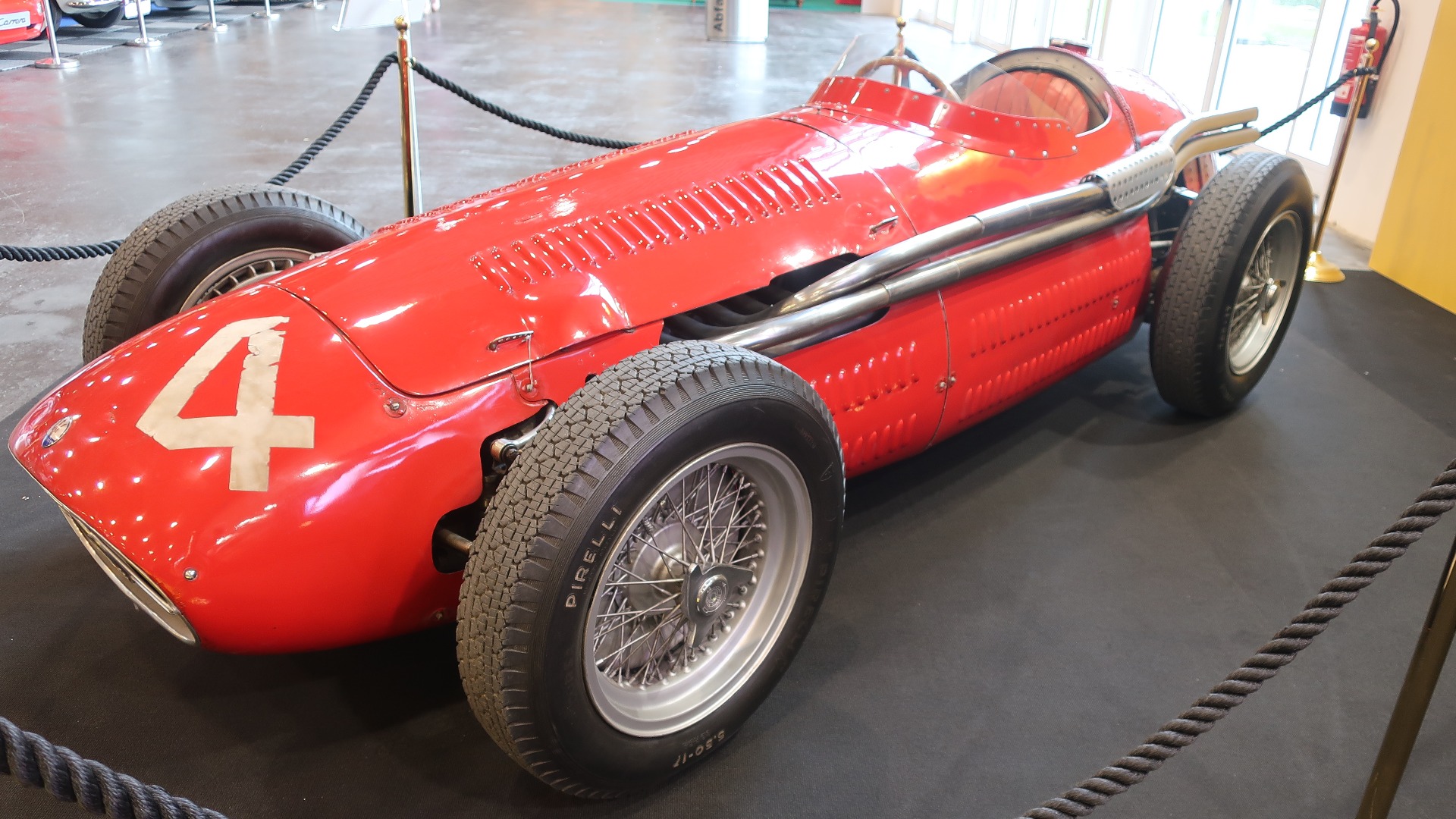 En virkelig godbit lånt fra bilmuseet i Torino Fangios Maserati 250F som han ble Formel 1 verdensmester med i 1957.