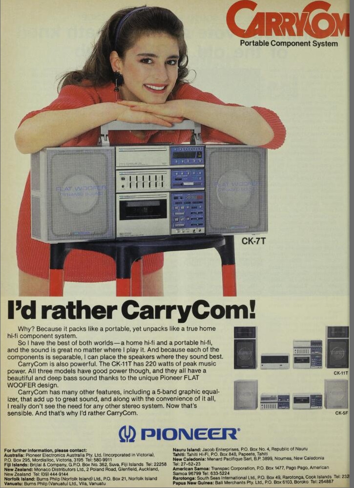 En midlertidig nødløsning hvis anlegget i bilen ikke virker, er å ta med en bærbar kassettspiller og noen batterier