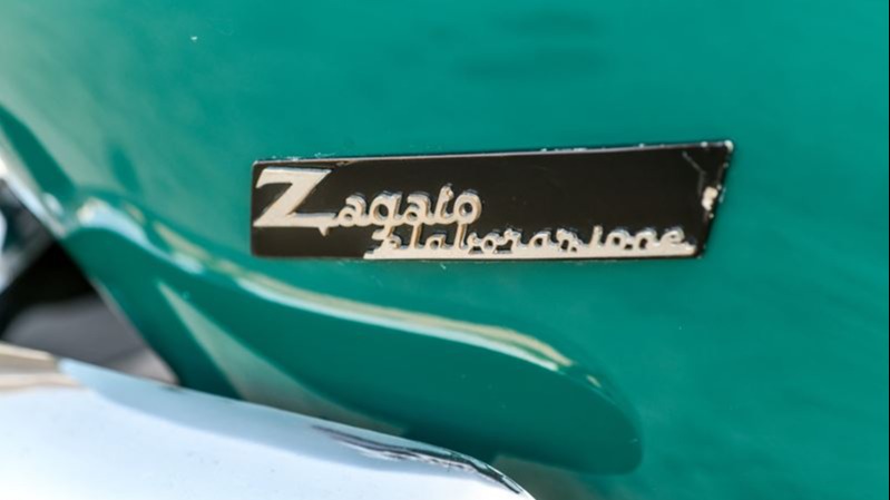 Her ser man hva som trekker opp prisen. En liten metallplate som forteller at sagnomsuste Zagato står bak bilen.