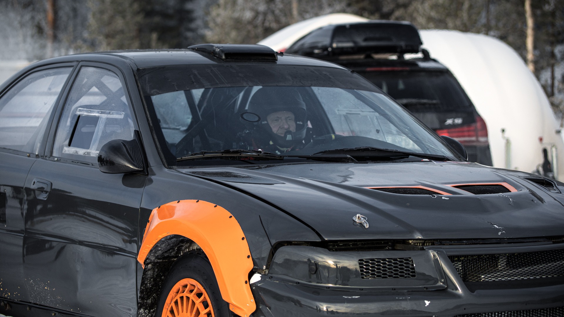 Tore Bjørnstad venter på tur i sin Lancer rallybil