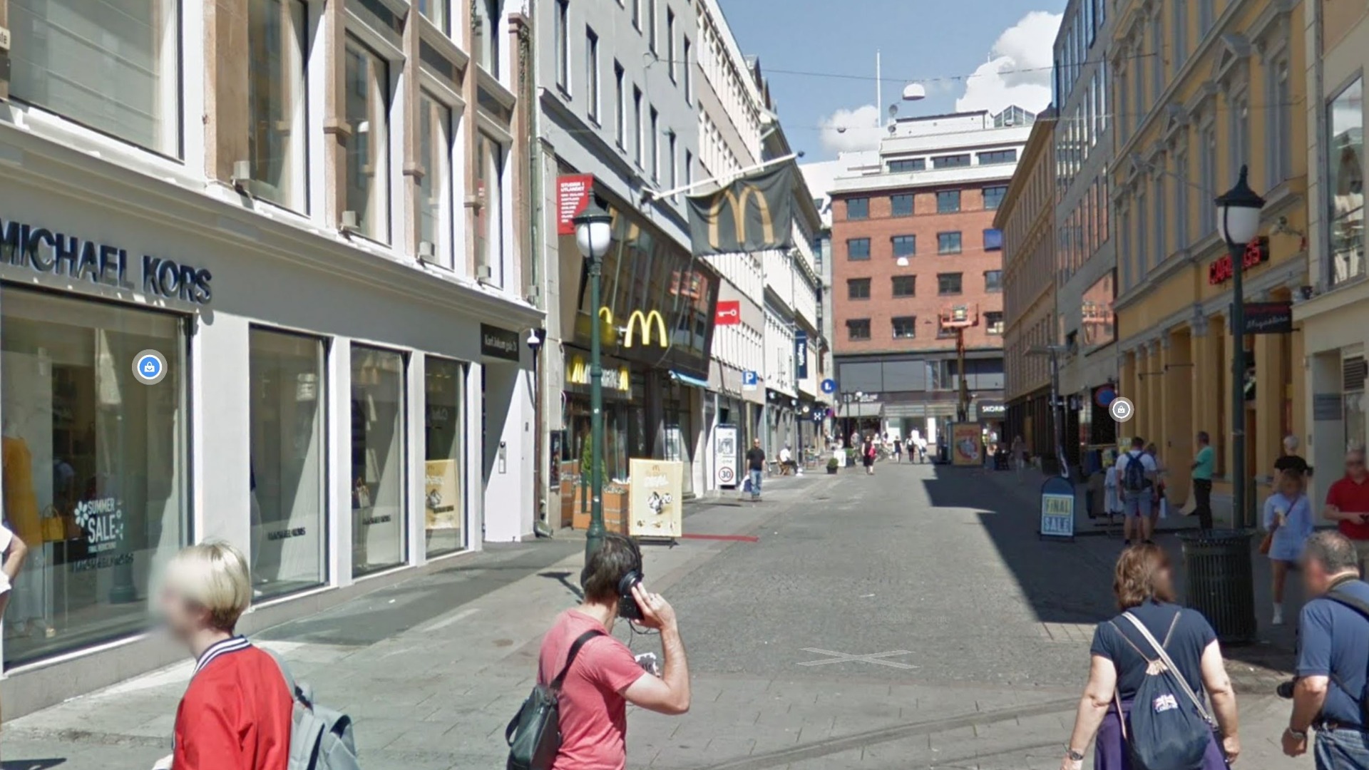 Det er i lokalene hvor McDonalds i dag holder til at det trolig blir nytt showroom. Her sett fra Karl Johans gate. Foto: Skjermdump Google Maps.