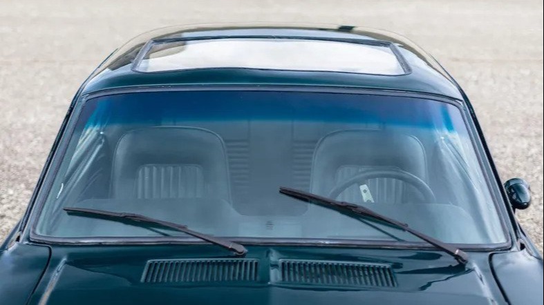 Her ser man pleksiglasset som skulle gi mer lys innvendig for filmingen.