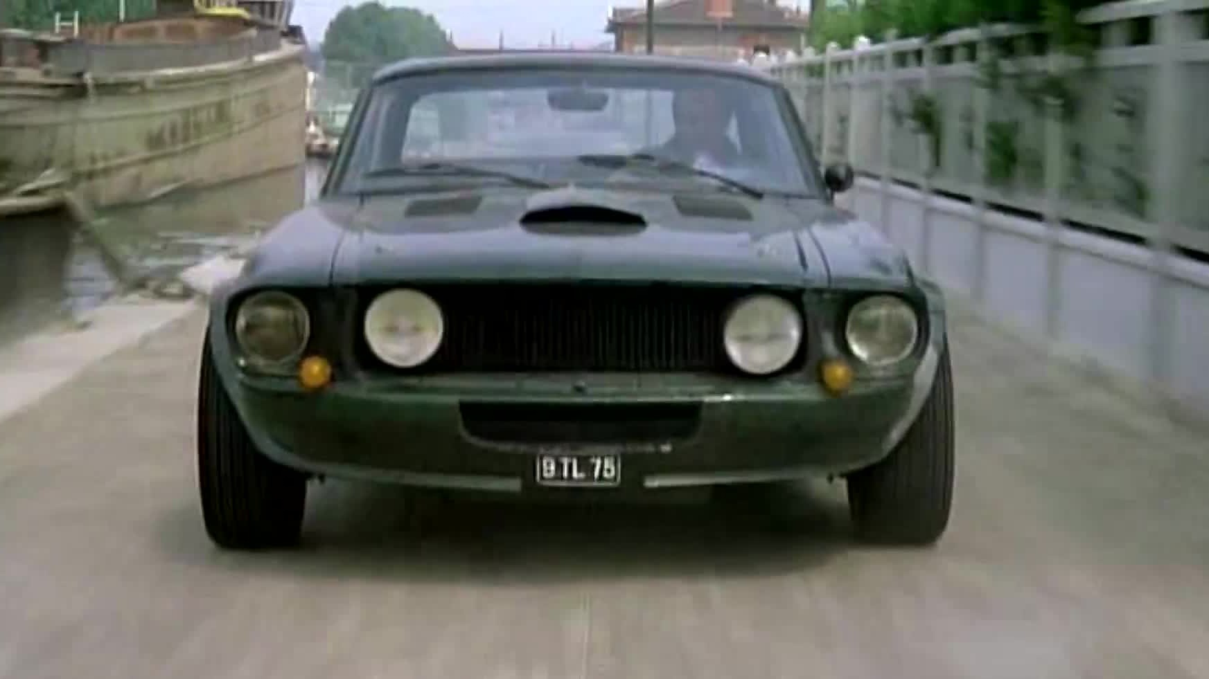 Stillbilde fra filmen. Legg merke til at tåkelysene er litt større her enn på auksjonsbilen.