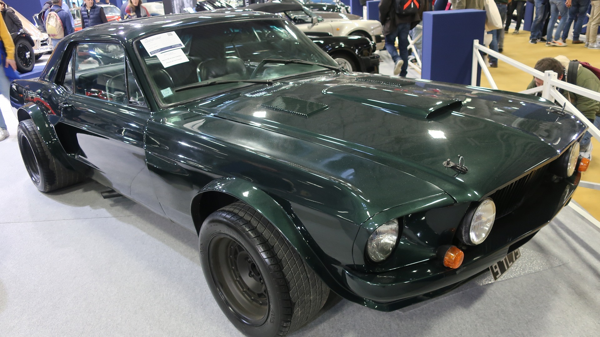 Dette er utvilsomt den mest berømte Ford Mustang i fransk historie, siden det er Mustangen frankrikes actionstjerne nummer 1 på 70-tallet: Jean-Paul Belmondo, kjørte i filmen «Le Marginal». 