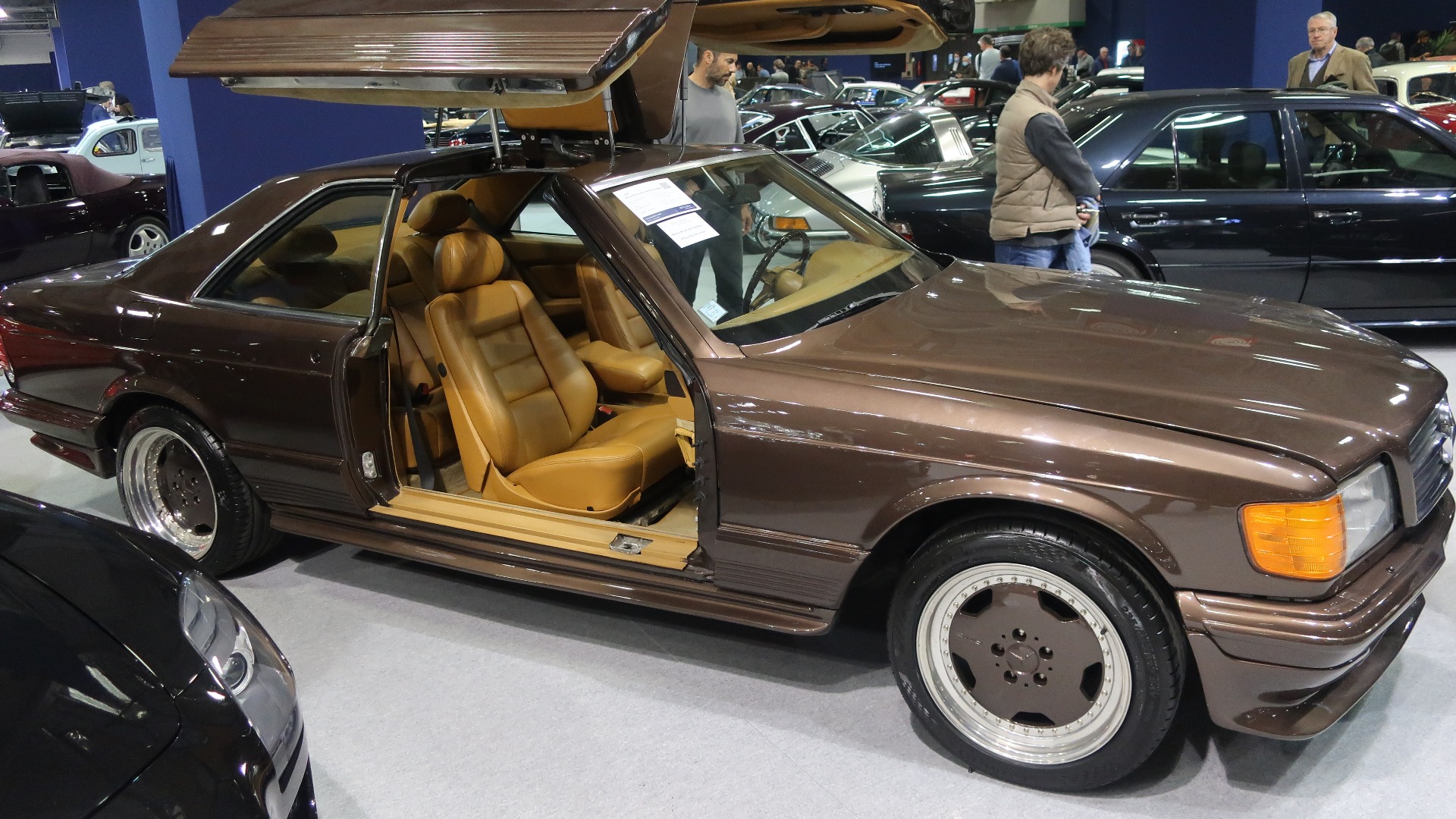 Savner du Miami Vice sier du. Da kan denne 1983 Mercedes-Benz 500 SGS med ekstrem 80-talls look være bilen du søker. 