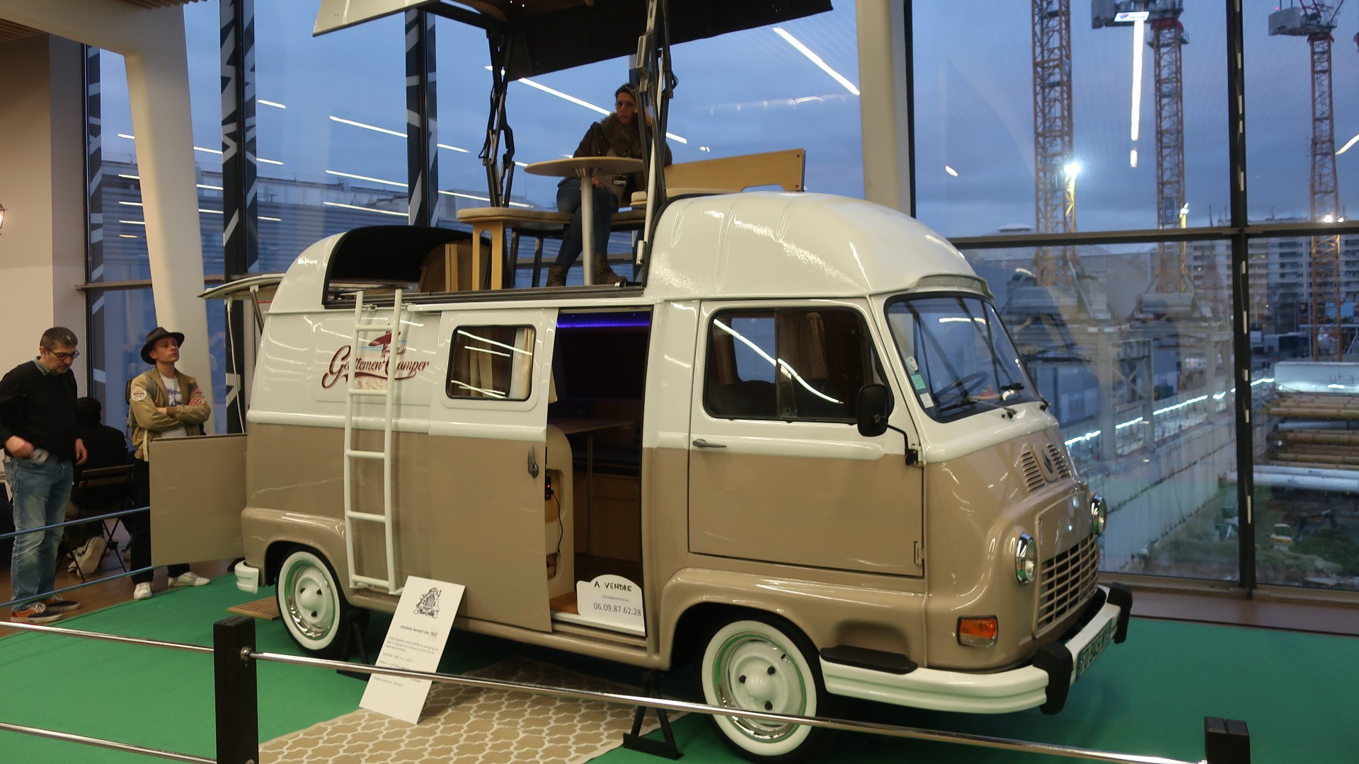 I den lange passasjen mellom hall 2 og hall 1, hadde man utstilt kule campingbiler. Som denne fantastiske Estafette Renault Van fra 1969. 