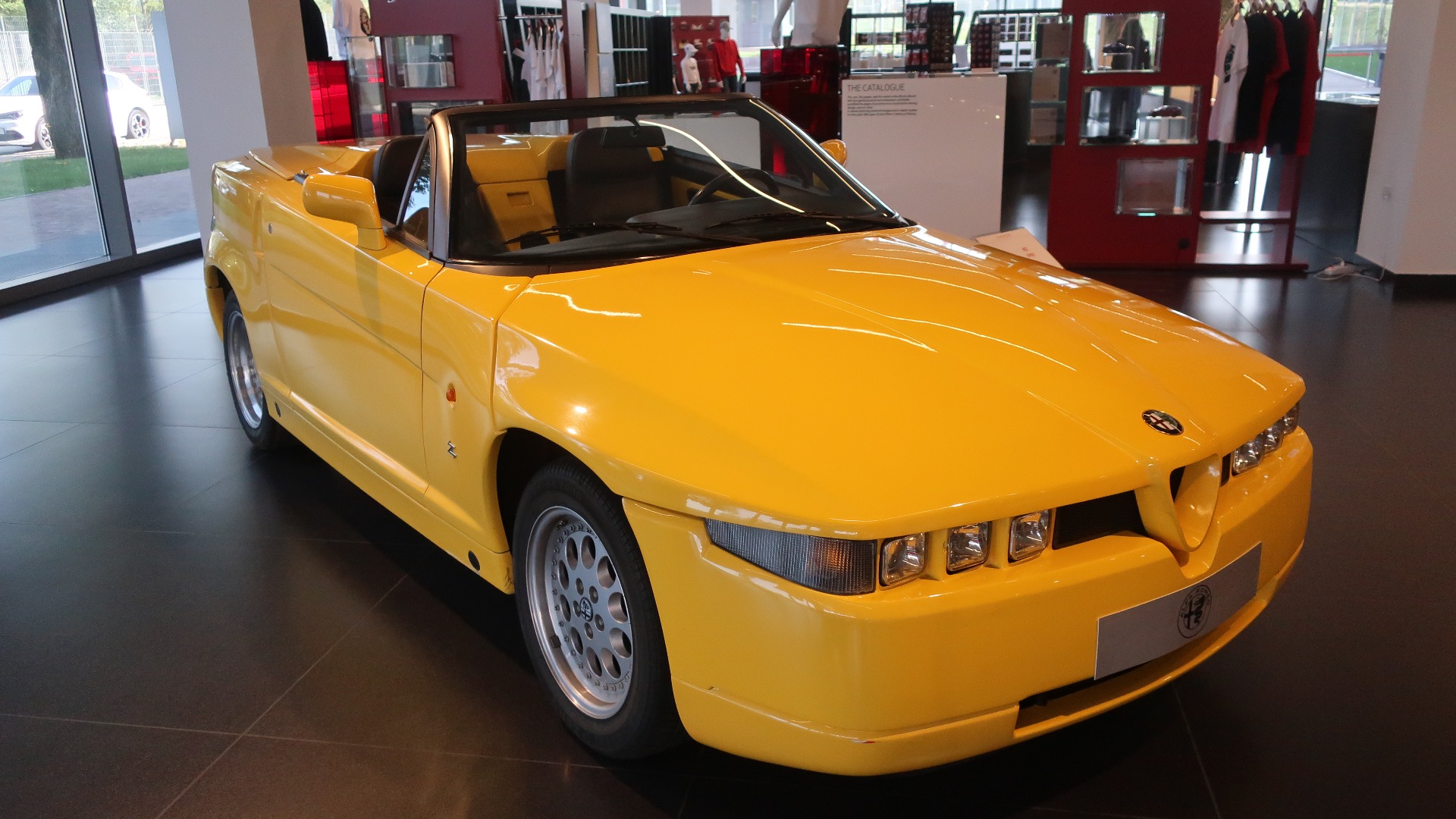 Den første bilen som møter en i inngangshallen er denne nydelige Alfa Romeo RZ (Roadster Zagato), som ble laget i 284 eksemplarer fra 1992-94.