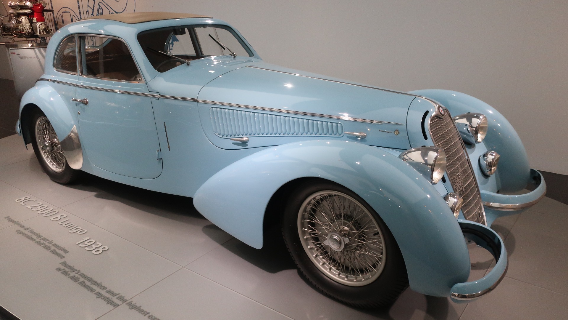 En spektakulært vakker 8C 2900 B Lungo fra 1938. Som det står skrevet på standen, Touring’s masterpiece and the highest expression of the Alfa Romeo mystique.