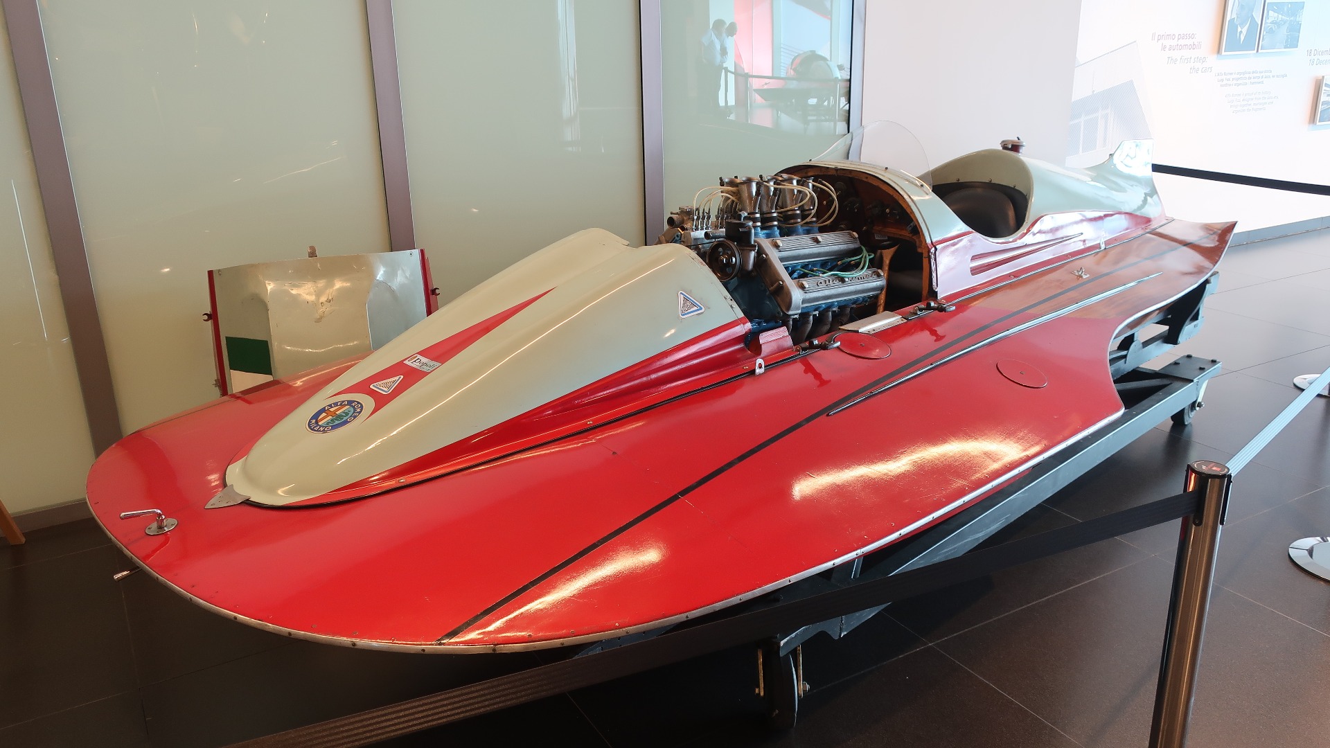 Det er ikke bare biler som møter en i museet, man har også funnet plass til et par heftige racingbåter med Alfa Romeo motor.