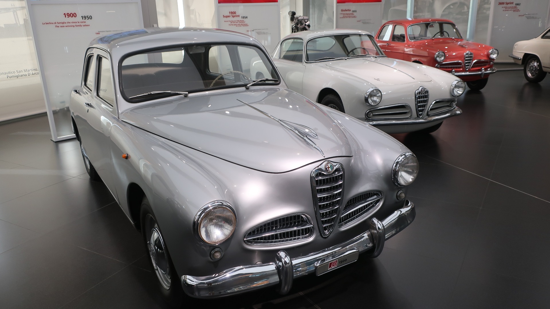 Tre trivelige Alfaer fra femtitallet, i form av en 1900 fra 1950, en 1900 Super Sprint fra 1954 og en Giulietta fra 1955.