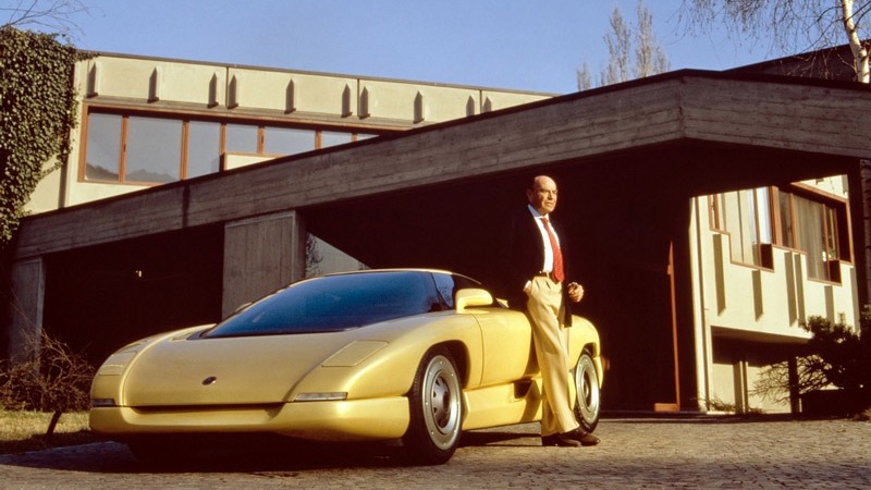 En fornøyd Nuccio Bertone ved siden av bilen.