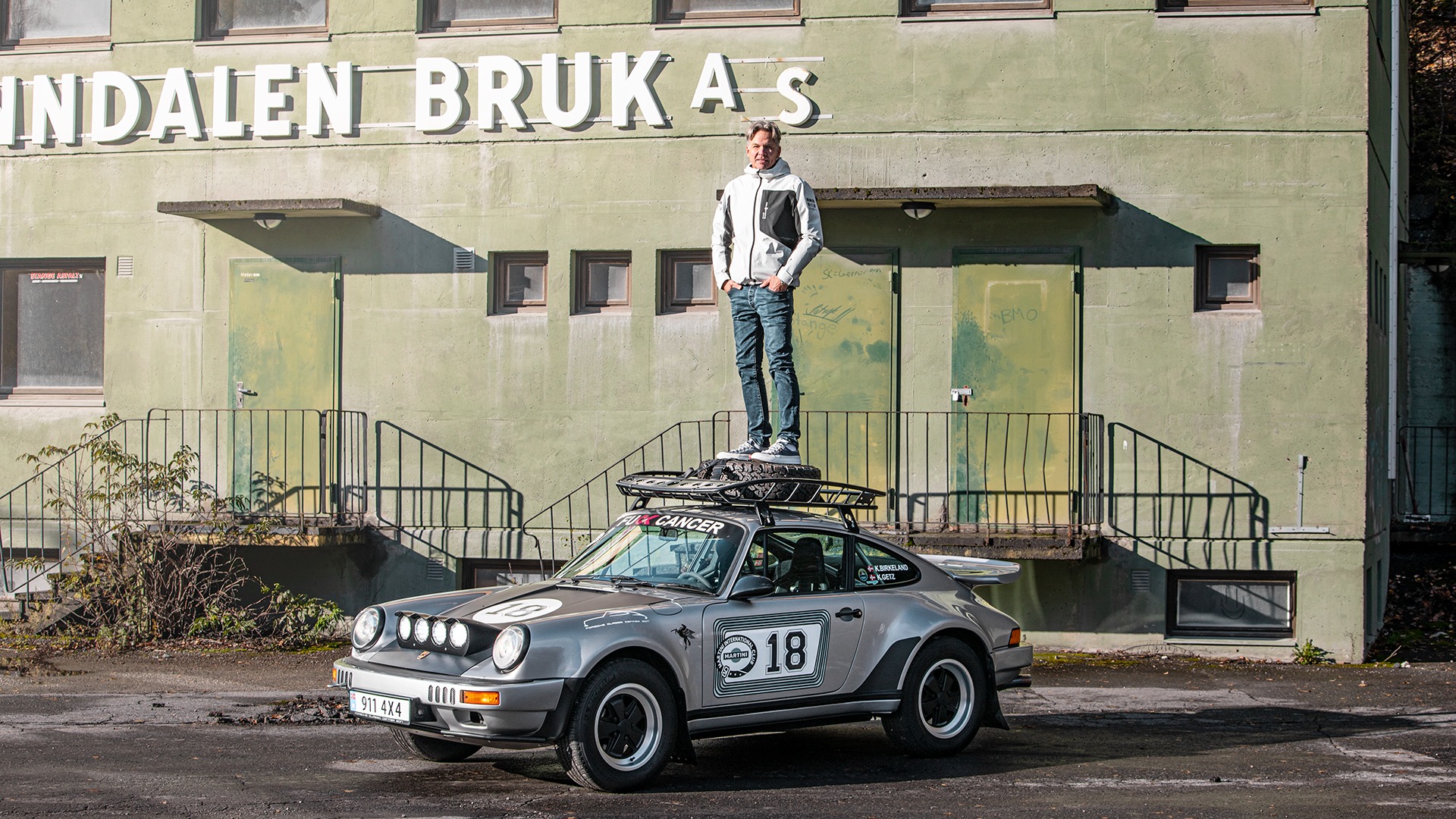 Kyrre Birkeland er ikke redd for kreative positurer med bilen sin!