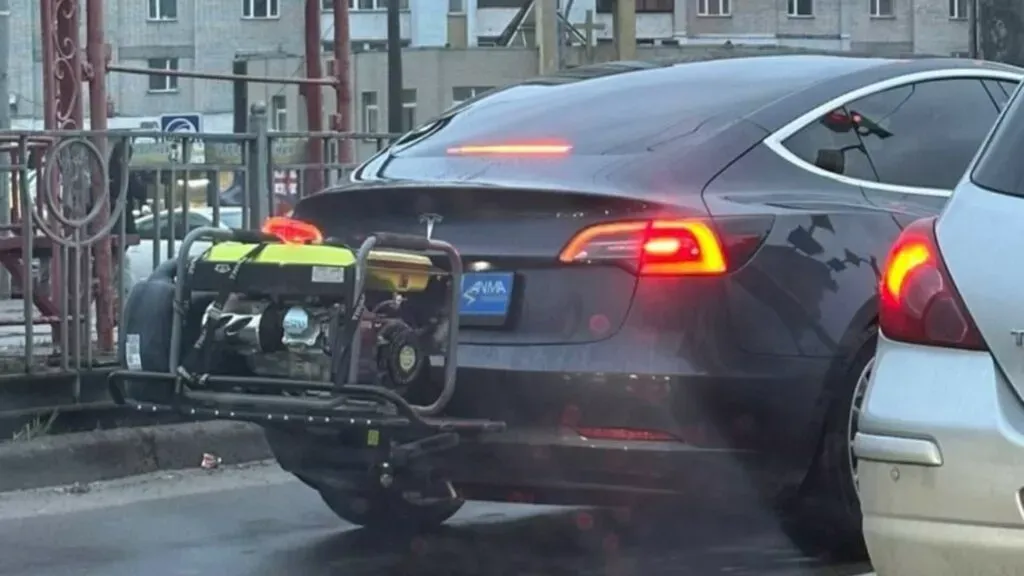 Teslaen kjører rundt med et bensinaggregat! 