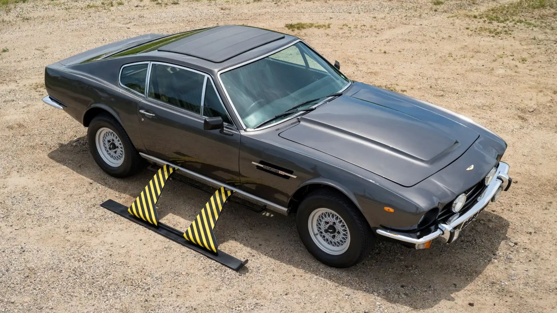 Bilen er fullstendig restaurert, og har fått både Vantage-motor og femtrinns manuell.
