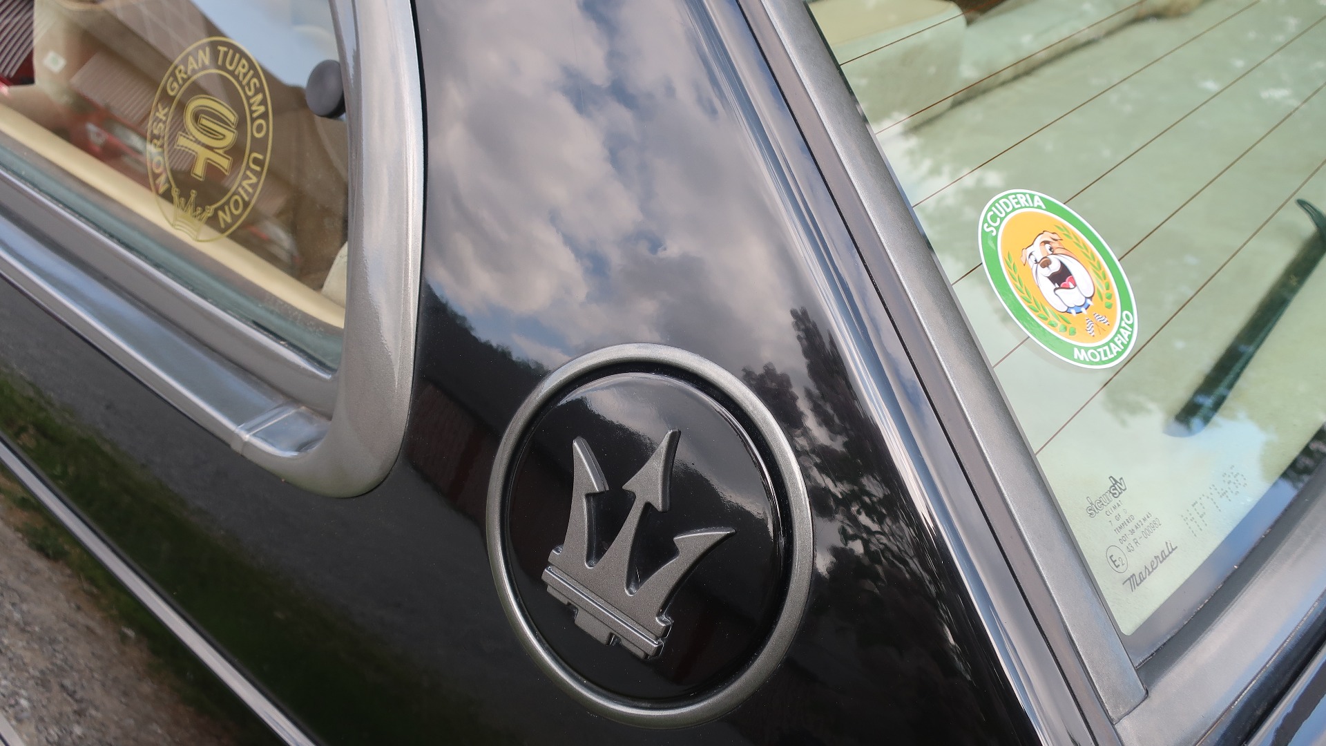 Dekaler og merker gir en bil litt karakter og egenart.