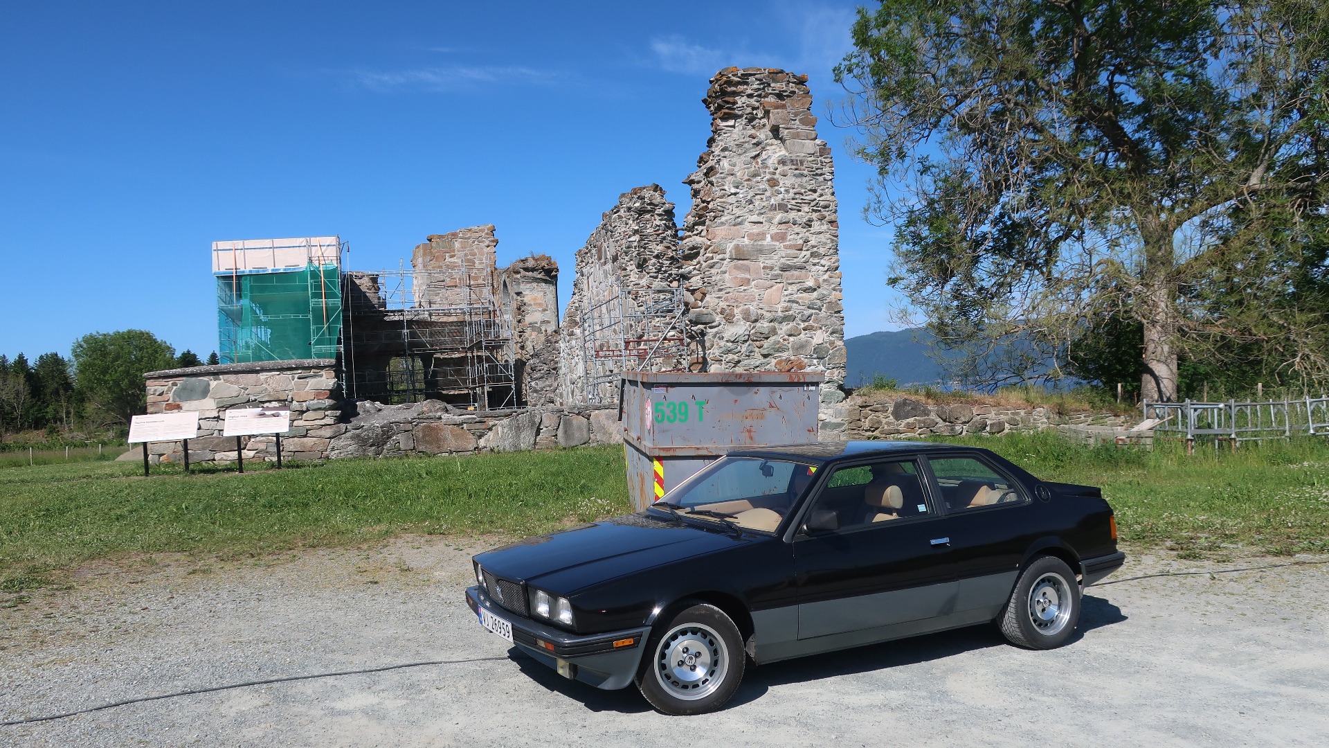 Tautra kloster er under restaurering, noe som forklarer alle stillasene.