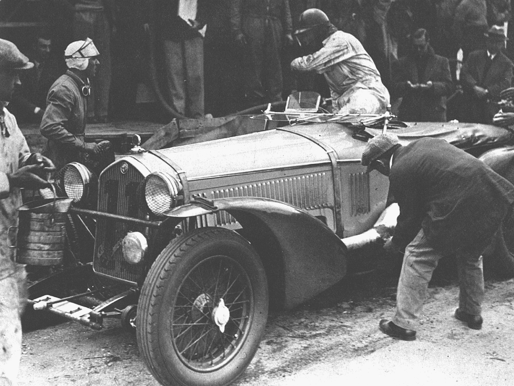I 1933 tok Nuvolari turen til Le Mans, og vant på første og eneste forsøk. Her står han klar til å overta bilen fra Raymond Sommer som stiger ut av bilen.