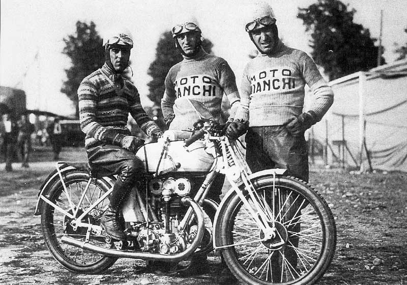 Nuvolari var en fryktløs motorsykkelfører, og vant flerfoldige løp på sin 350-kubikks Bianchi.