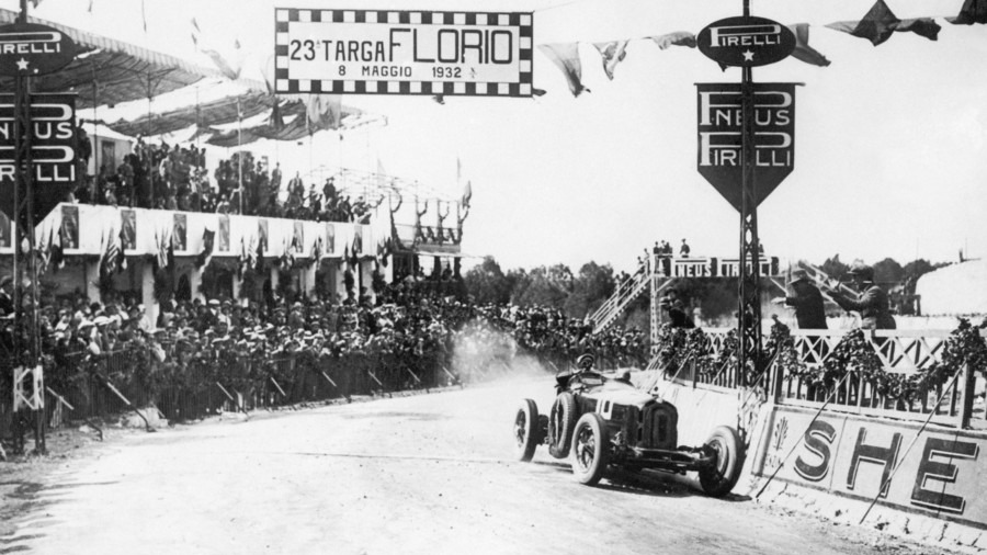 Nuvolari var en mester i de beinharde italienske landeveisløpene, og her tar han hjem seieren i 1932 Targa Florio.