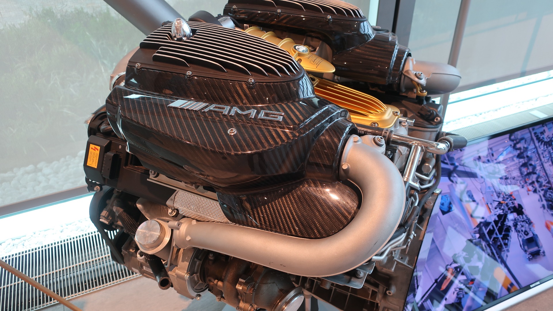 Flere av de mektige AMG-motorene står også utstilt rundt omkring.
