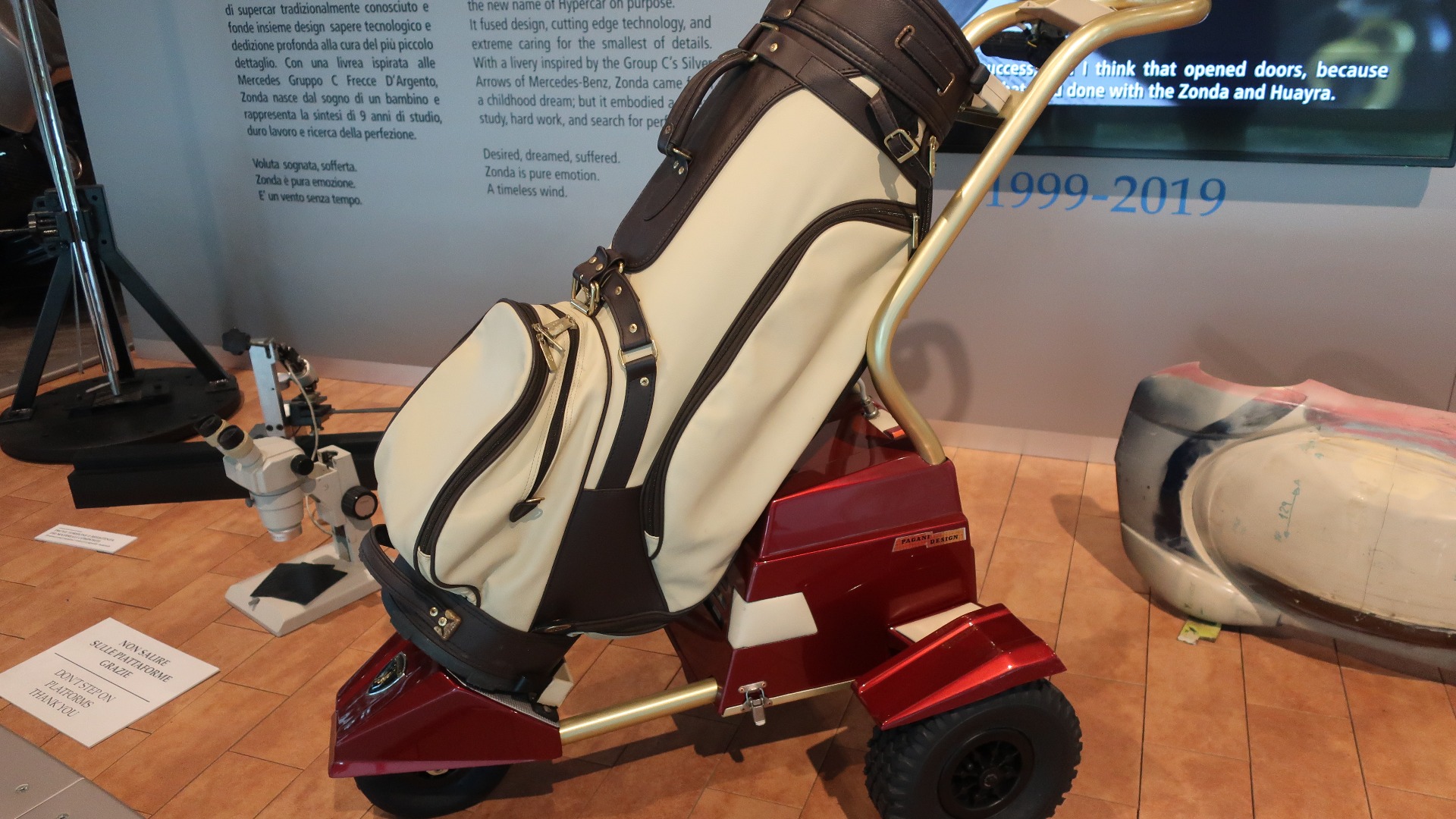 Mens Pagani jobbet for Lamborghini designet han denne golf-trallen.