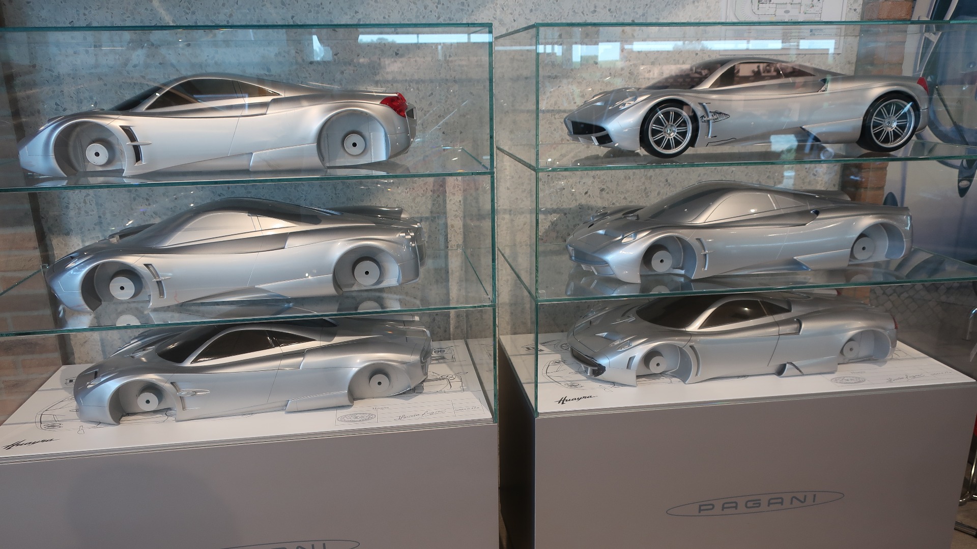 Ulike modeller av Huayra som viser litt av prosessen med å formgi en bil.