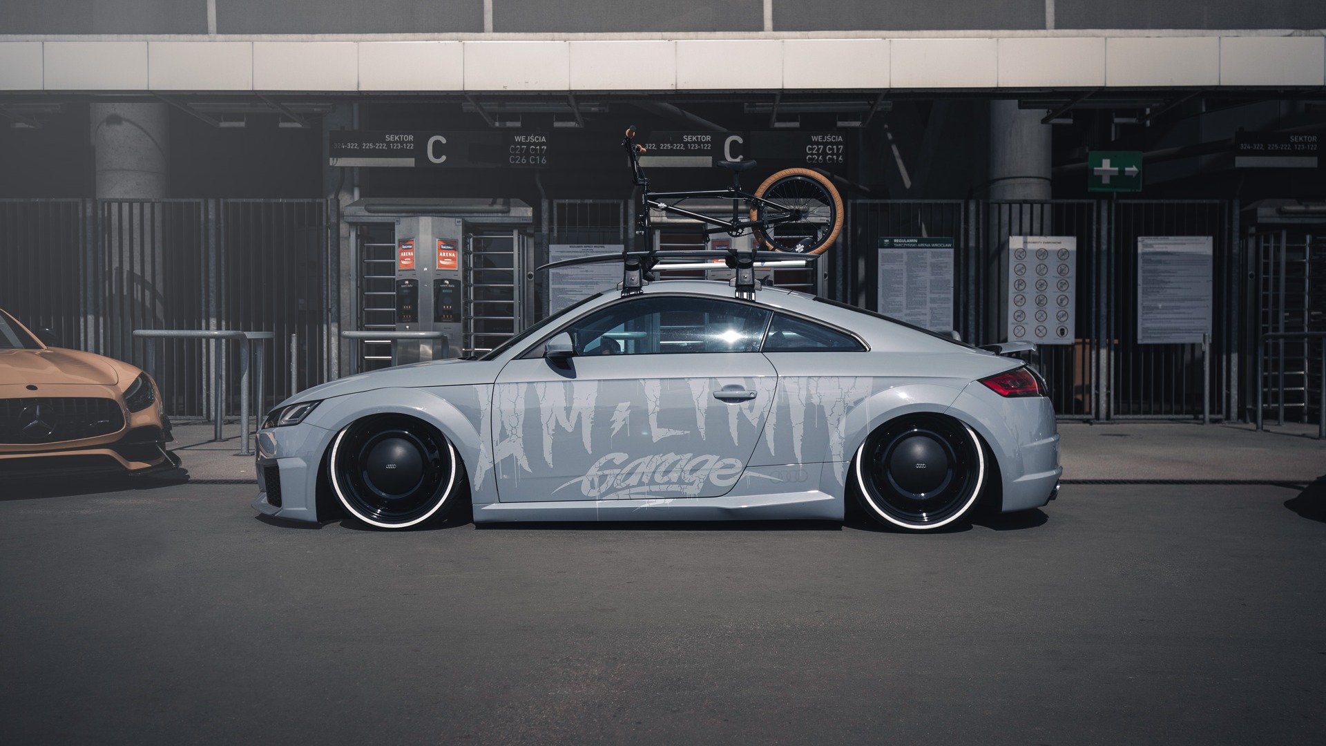 Stålfelger, sykkel og surfebrett på taket. Dette var en morsom vri på Audi TT