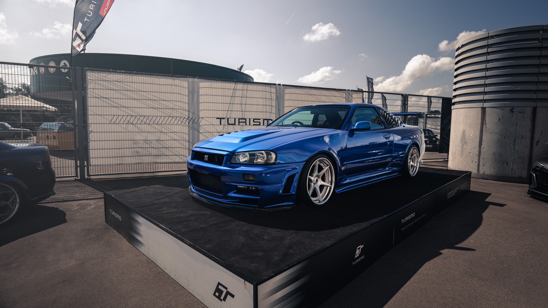 Blå Nissan Skyline GT-R R34 er brutalt vakkert