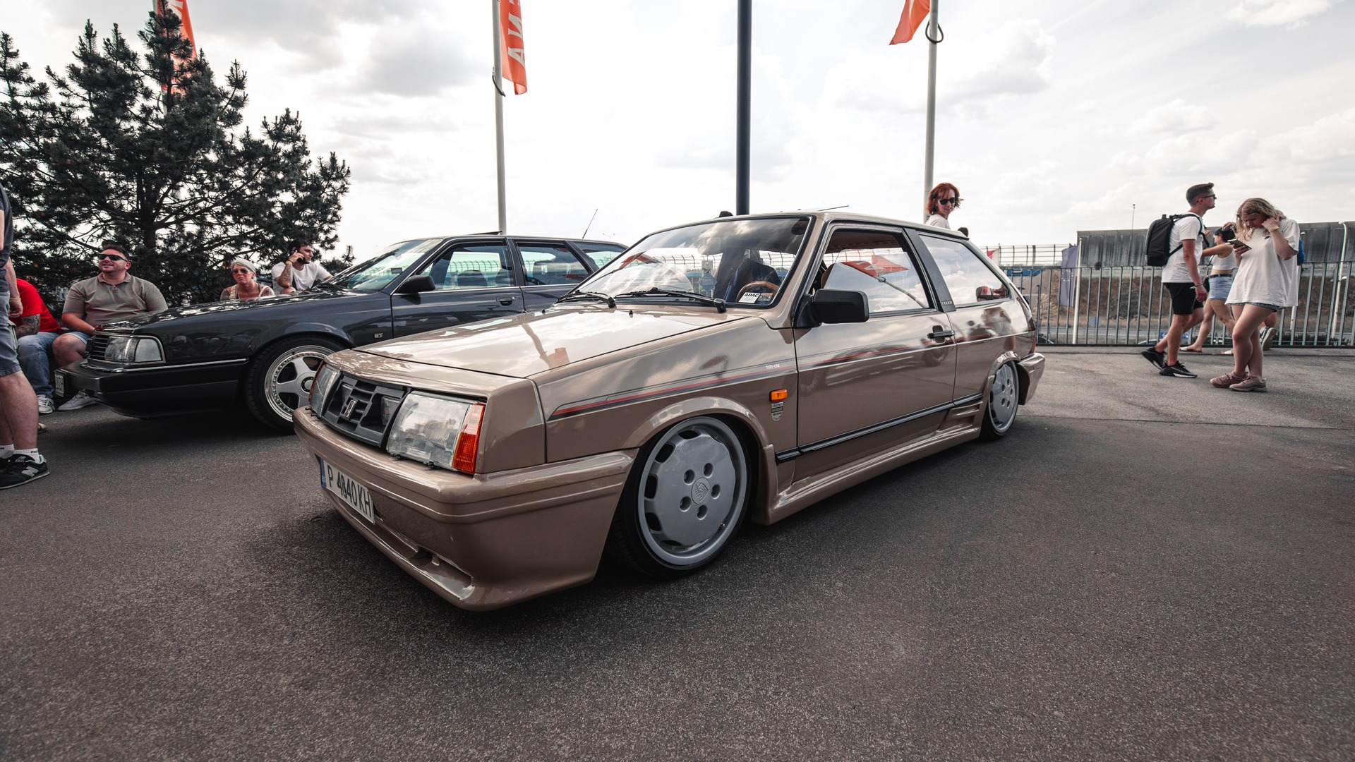 En slik ser du ikke ofte. Lada Samara. Enda sjeldnere ser du den med senk, Porsche-felger og skikkelig stuk