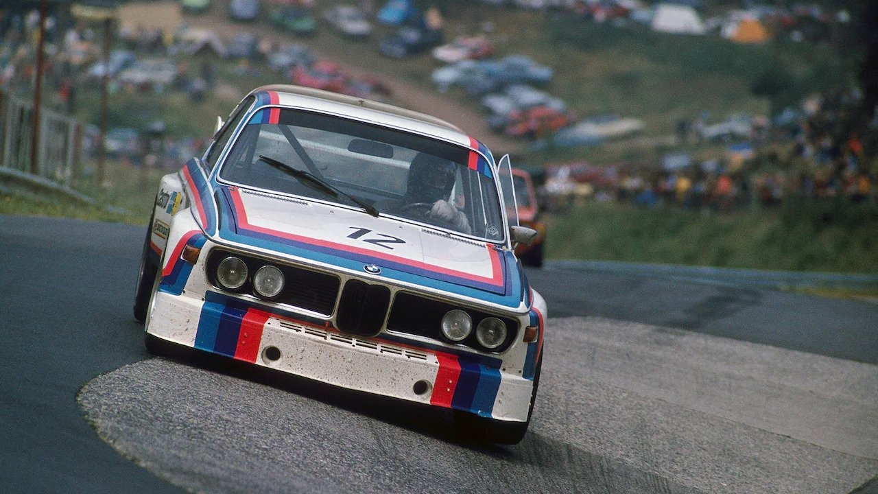3.0 CSL i aksjon på racerbanen i 1973 med de berømte BMW-racingfargene.
