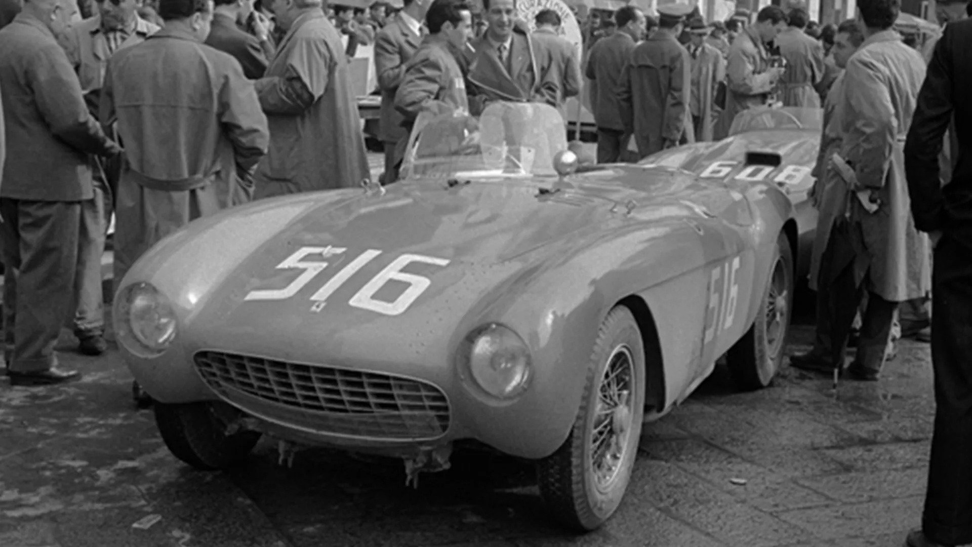 Bilen i all sin prakt klar for Mille Miglia i 1954 med det opprinnelige karosseriet fra Pinin Farina.