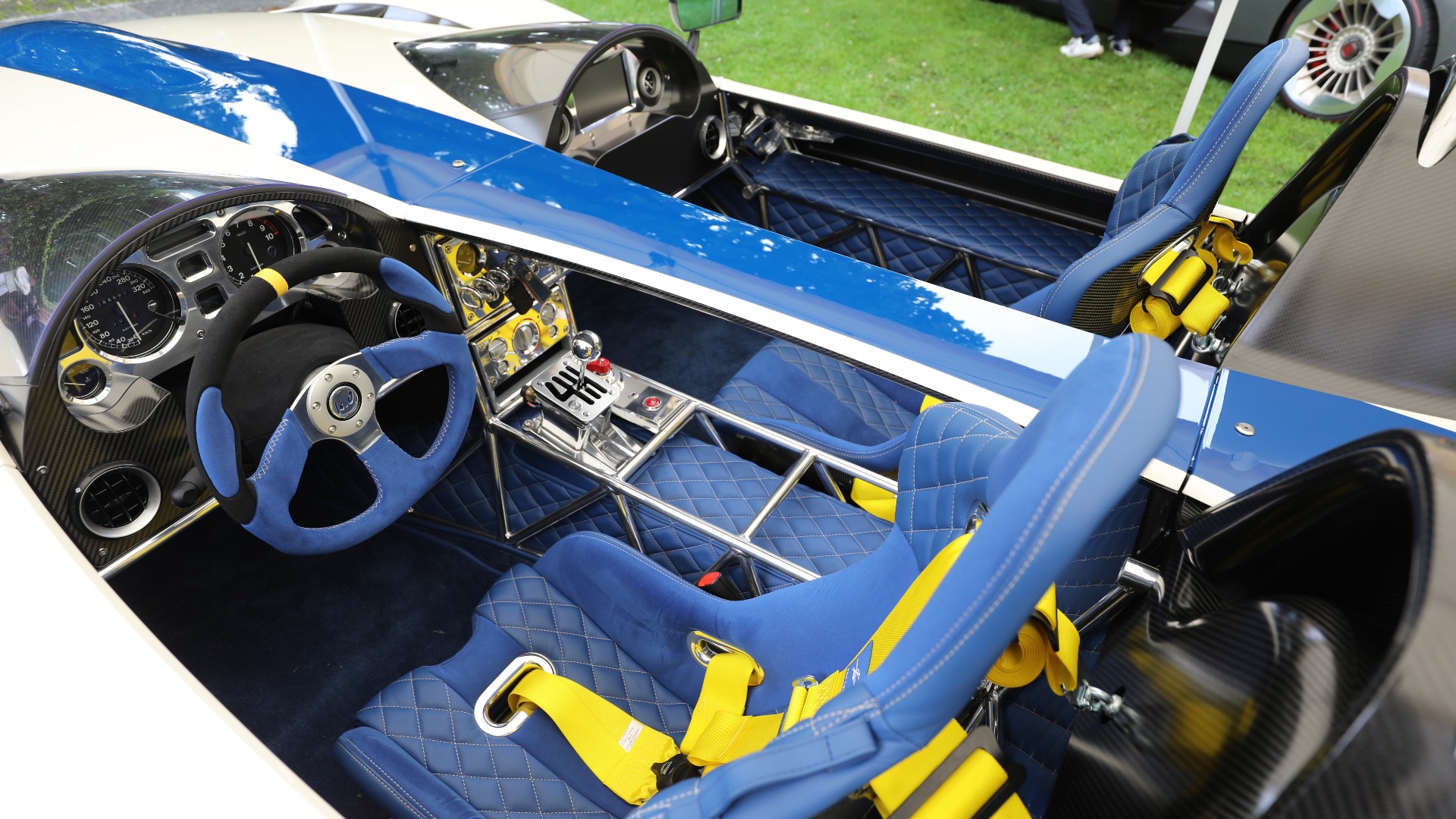 Spartansk og stilrent interiør som matcher bilens design aldeles strålende.