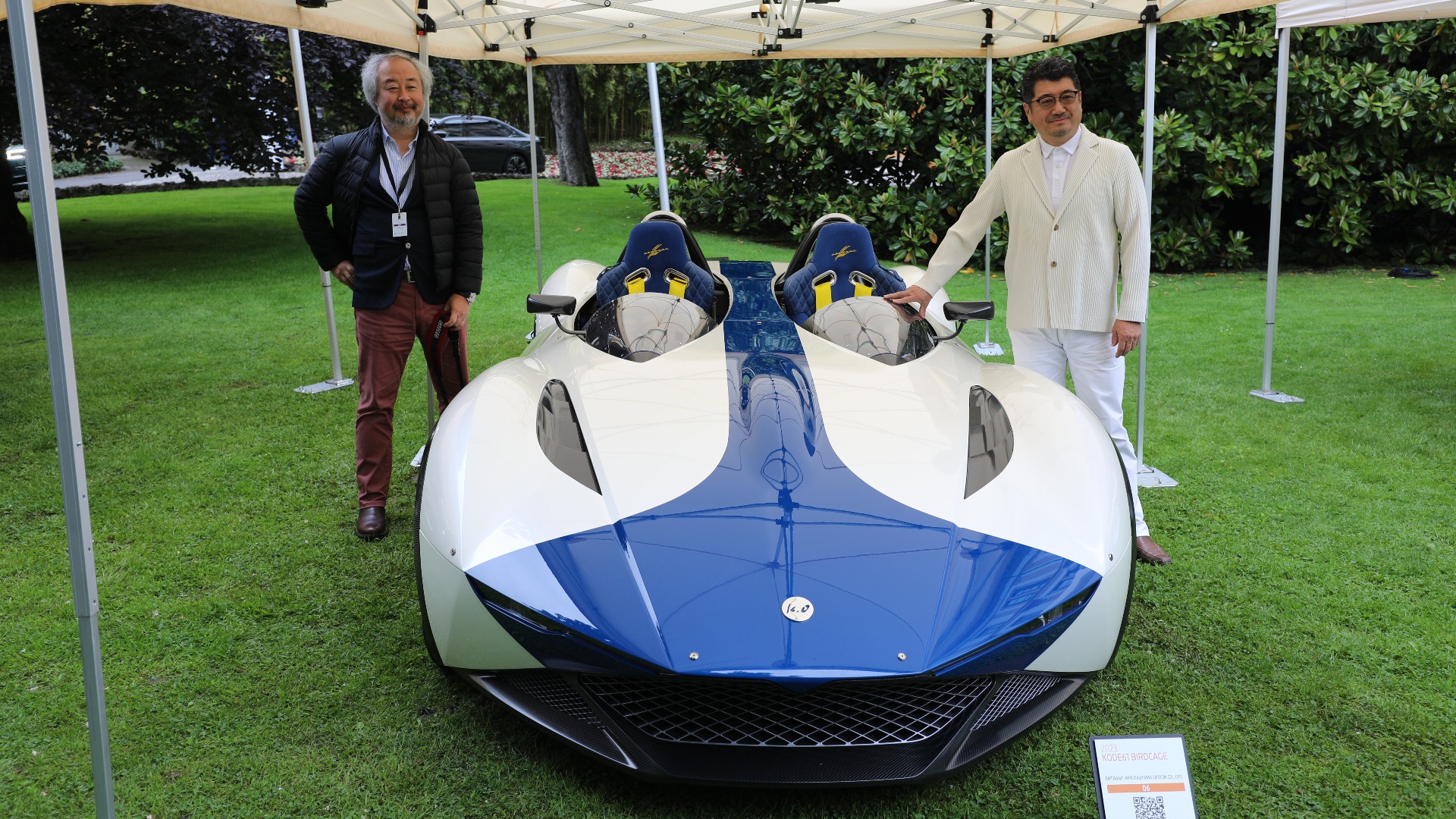 Ken Okuyama (til høyre) poserer stolt med sin nye skapning.