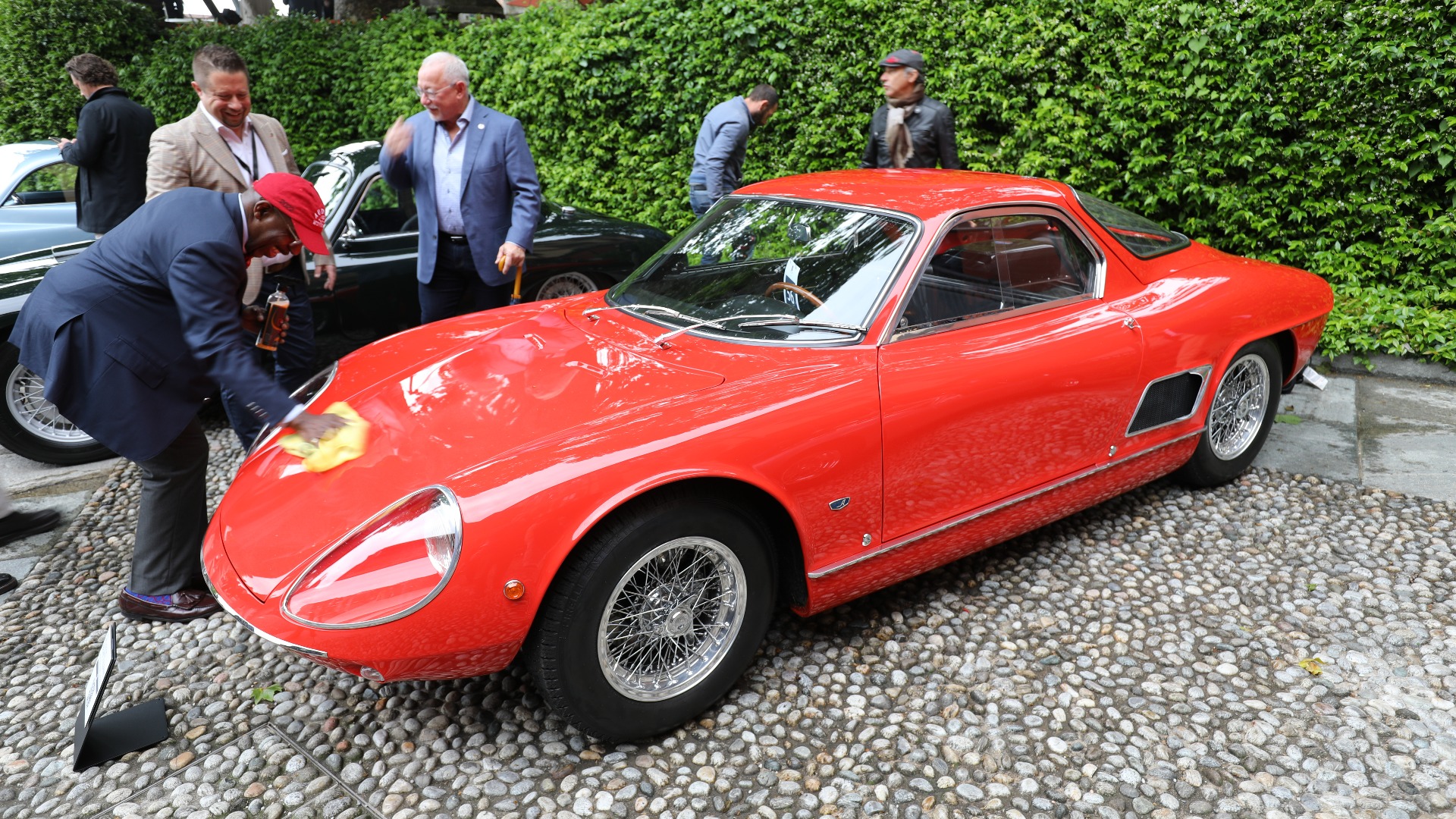 Donald Osborne kjent fra Jay Lenos Garage gjør den siste finpussen på en 1963 ATS 2500 GTS.