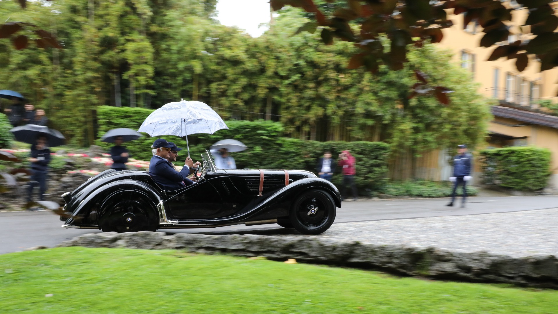 En flott 1937 BMW 328 Roadster i sitt rette element.