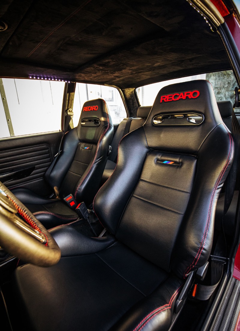 Recarostoler i sort skinn foran og 1-serie baksete.