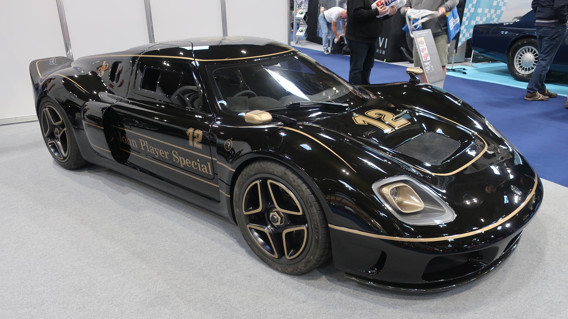 En steintøff Radford Type 62-2. En bil som kom til da noen entusiaster i 2020 bestemte seg for å lage en ny sportsbil inspirert av racerbilen Lotus 62. Den ser aldeles praktfull ut i klassisk sort og gull John Player Special dekor. 