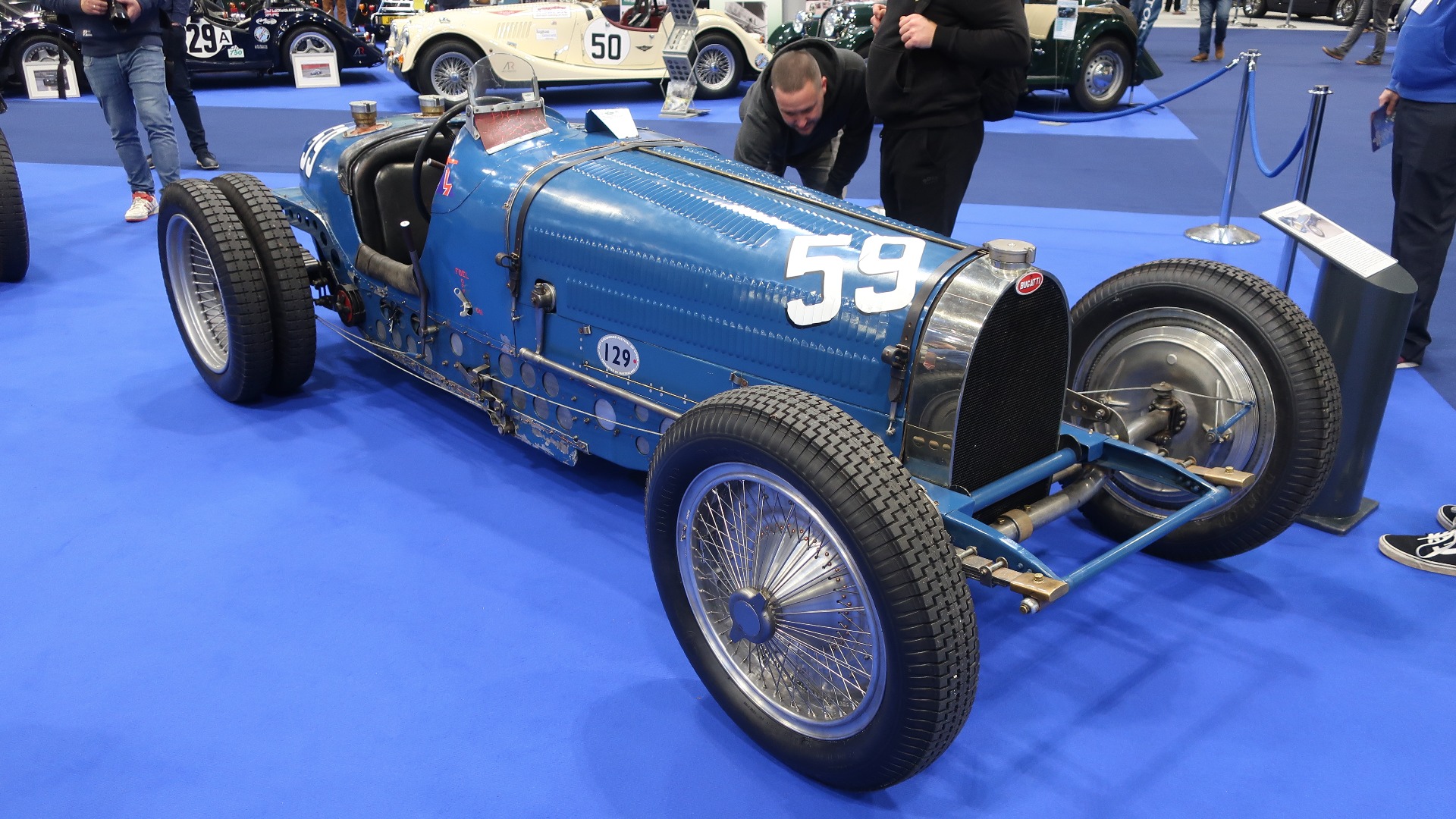 Bugatti Type 59 er bare supertøft, særlig med doble bakhjul slik den ofte ble kjørt i bakkeløp i England. Messens suverent tøffeste racerbil.