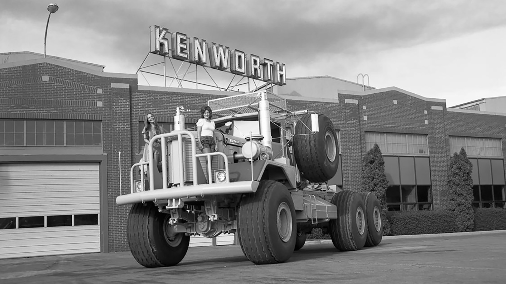 Kvinnene på bildet er egentlig overflødig, for denne Kenworthen er spesiell nok. Kenworth 953 ble bygd for å kjøre i ørkenen med. 