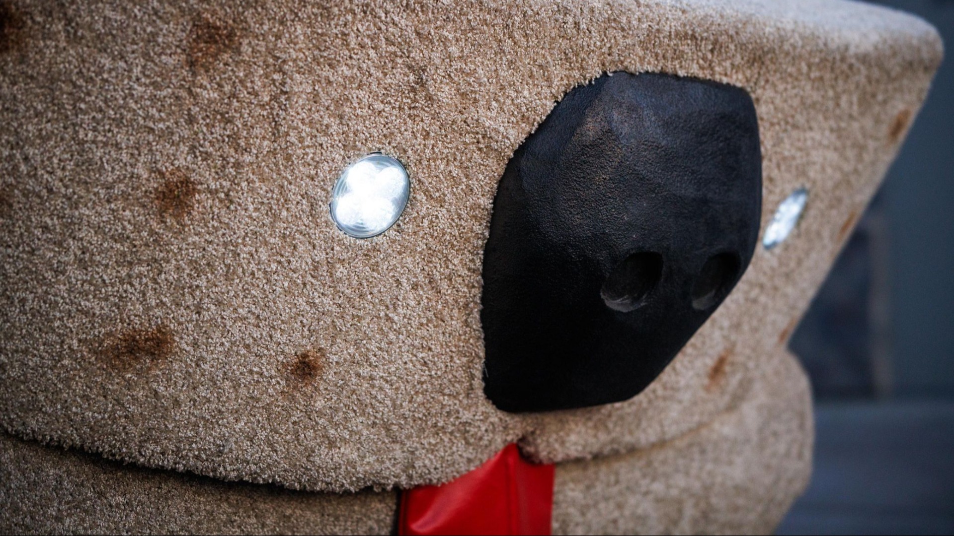 Bilen er utstyrt med LED-lys foran.