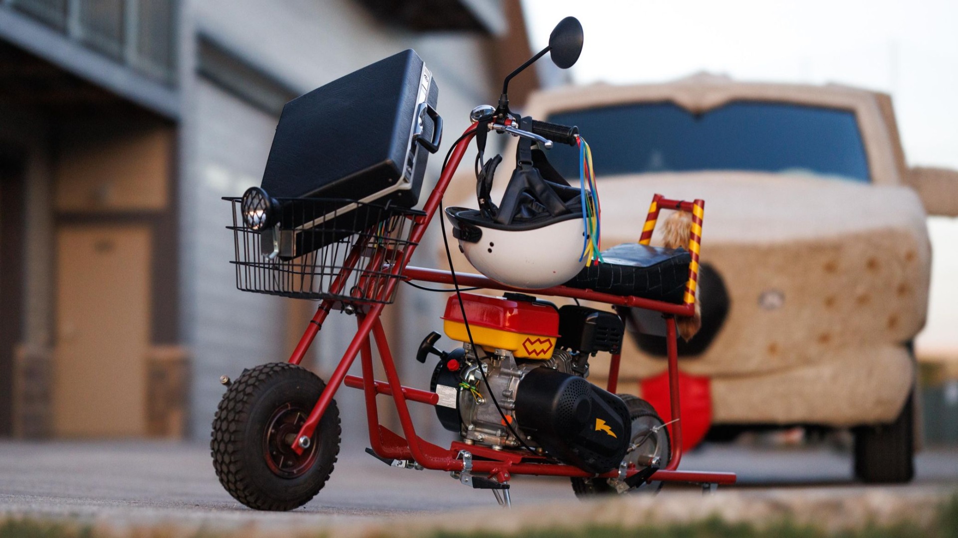 En replika med mopeden som brukes i filmen følger også med.