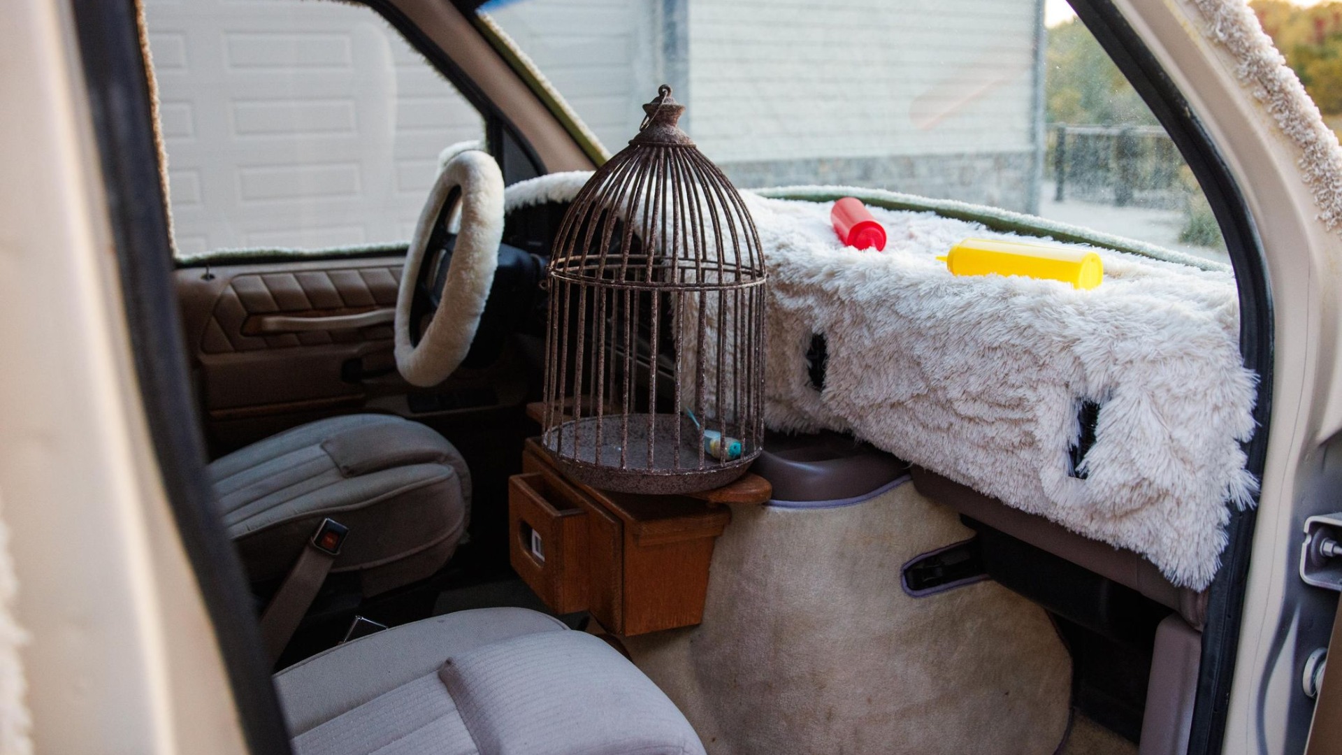 Innvendig er bilen pelskledd, og medfølgende er den døde fuglen Petey, og en ketchup og senneps-flaske.