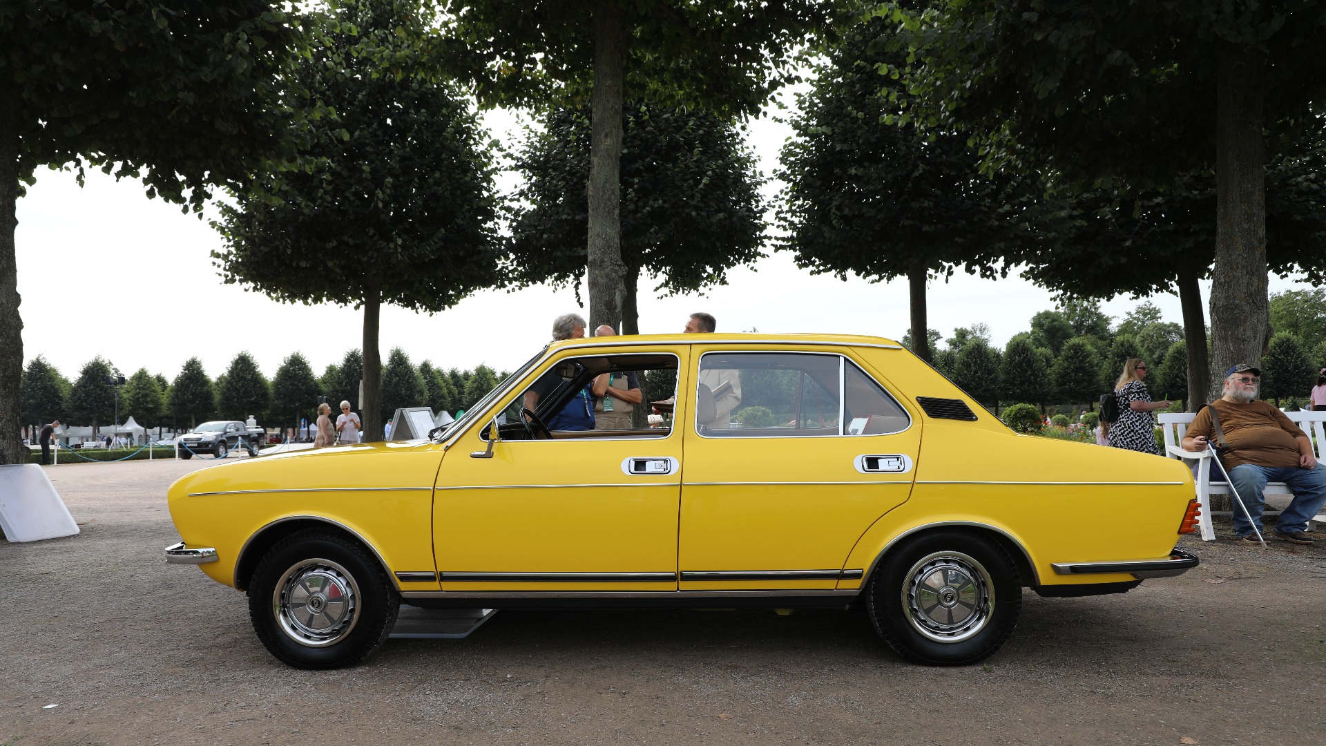 Også i sideprofil ser man at det er noe som skurrer i forhold til en original Fiat 132.