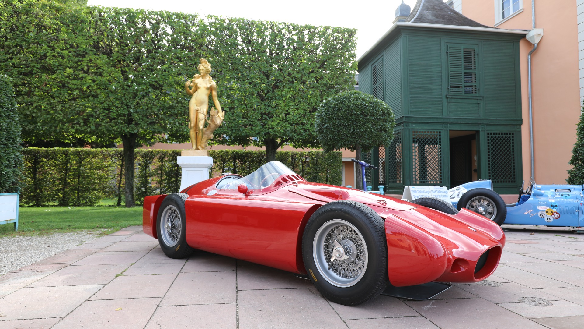 1955 Maserati 250F utstyrt med et aerodynamisk karosseri for å ta opp kampen med Mercedes-Benz i Formel 1. 