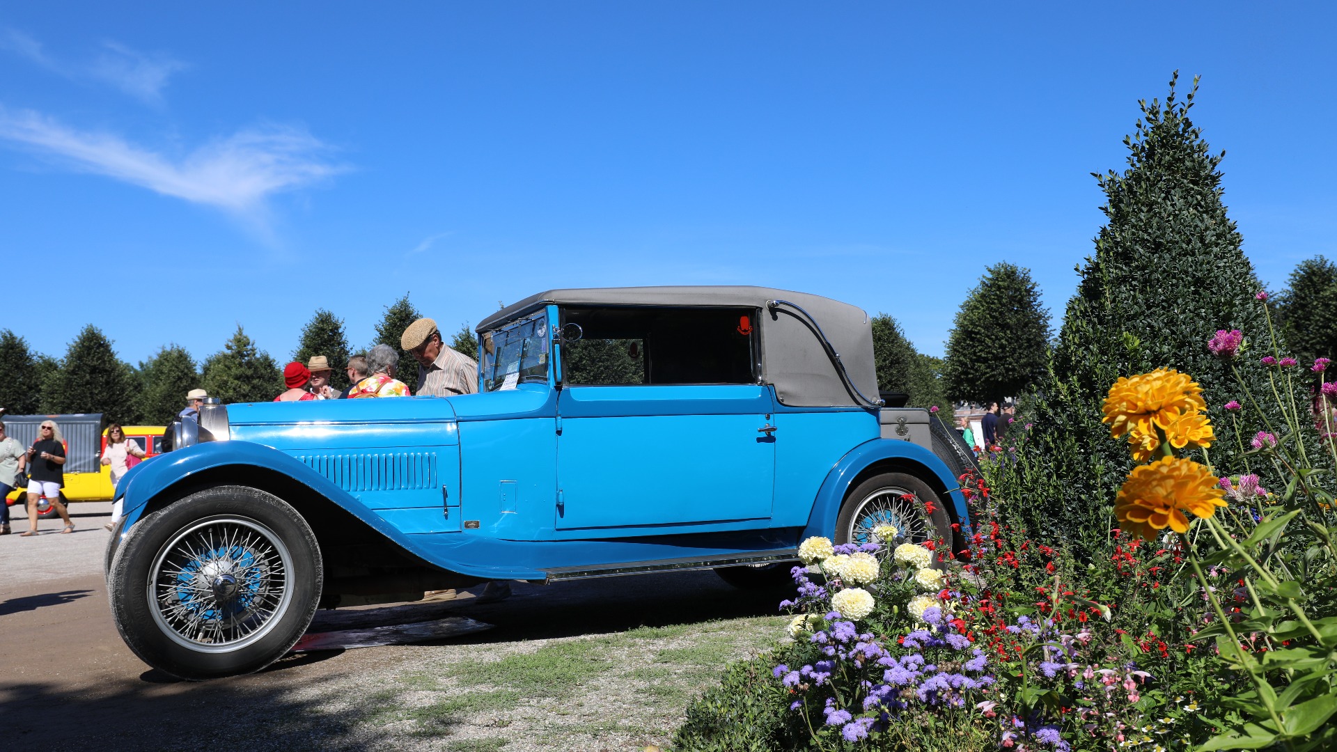 Med fargerike blomster rundt seg, fremstår denne 1929 Bugatti Type 44 Gangloff Cabriolet enda vakrere. 