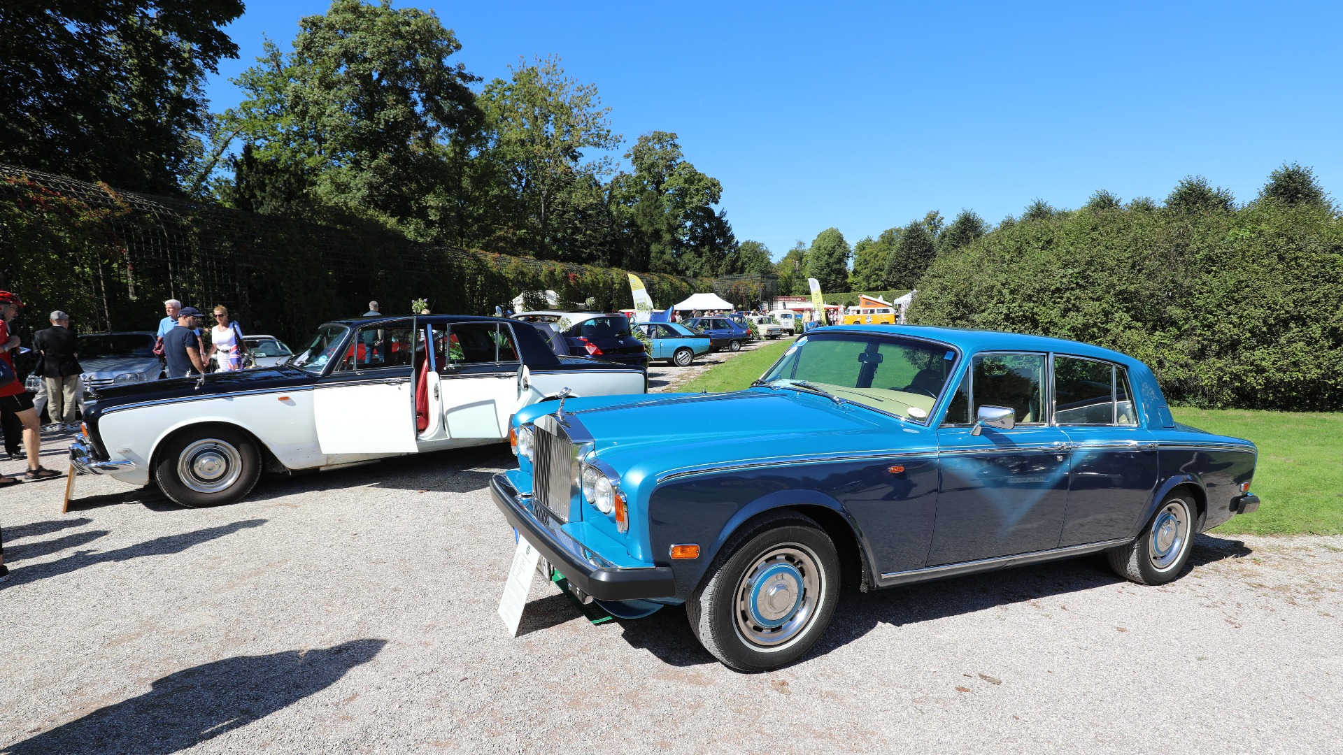 Rolls-Royce klubben stilte sterkt med flere modeller, her et par Silver Shadow med en Series I i bakgrunnen, og en blå Series II. 