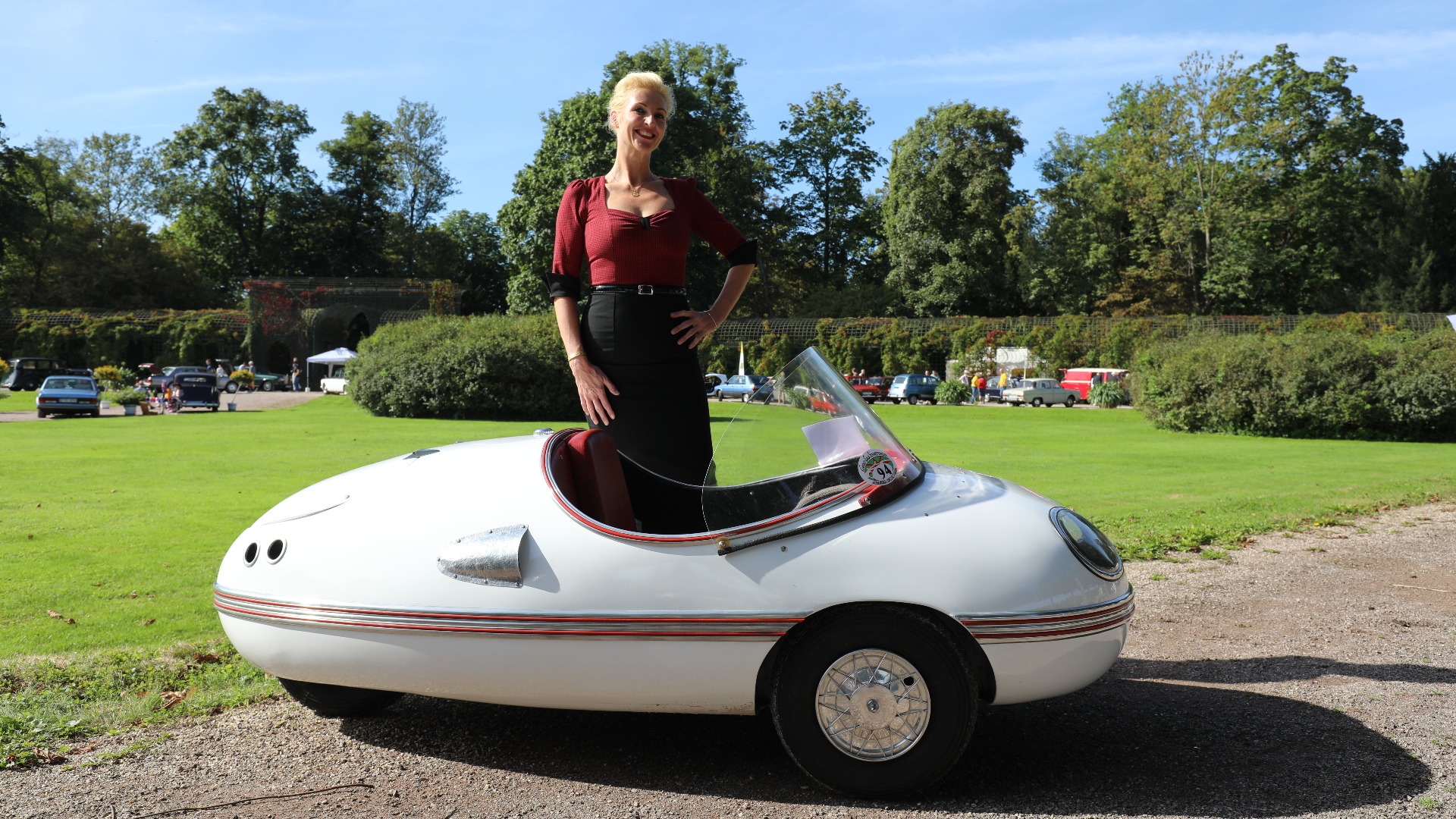Brütsch Zwerg er en supersjelden mikrobil, her viser Andrea hvor liten bilen faktisk er.